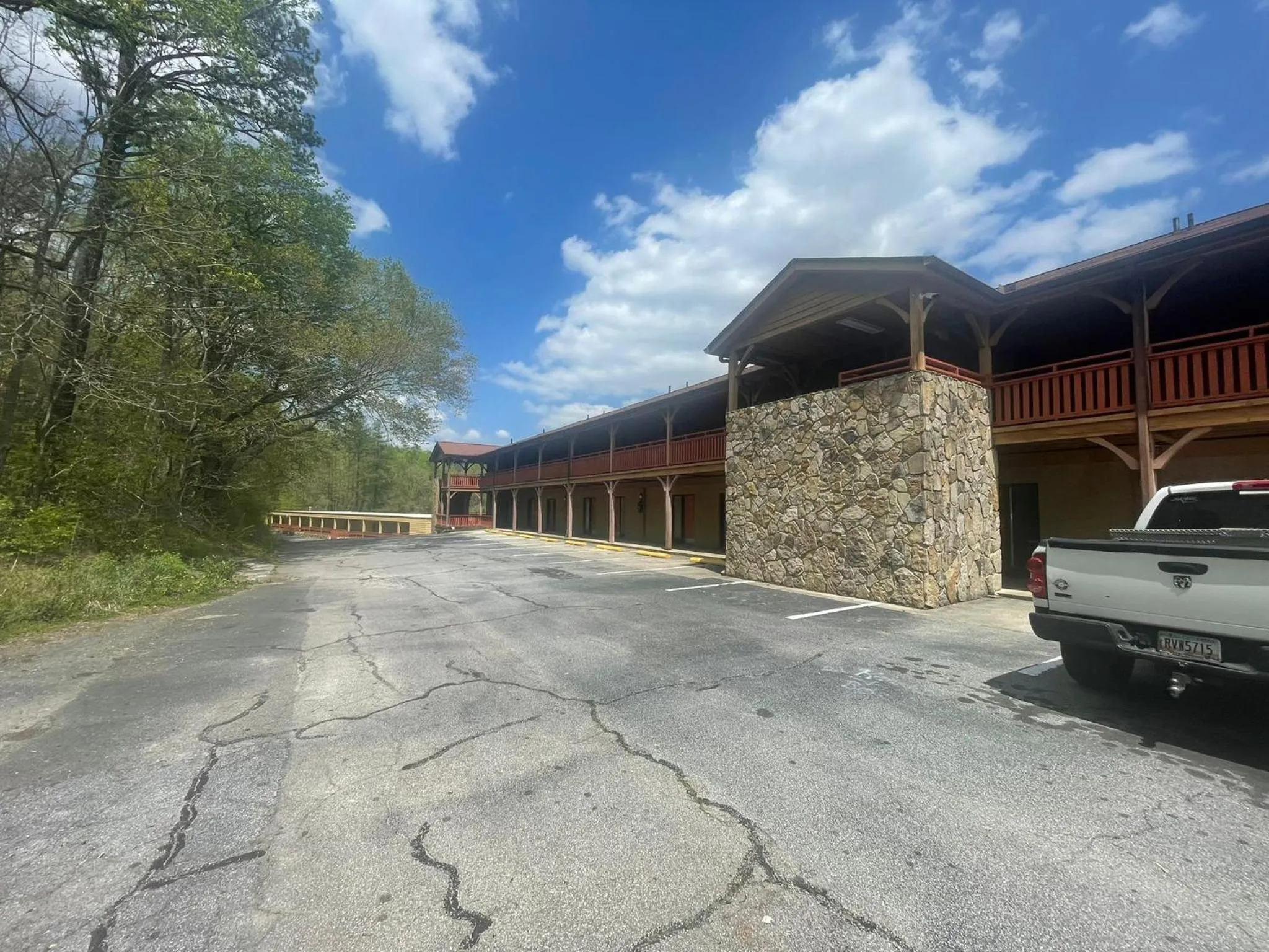 Parking, Property Building in Knights Inn Dillard
