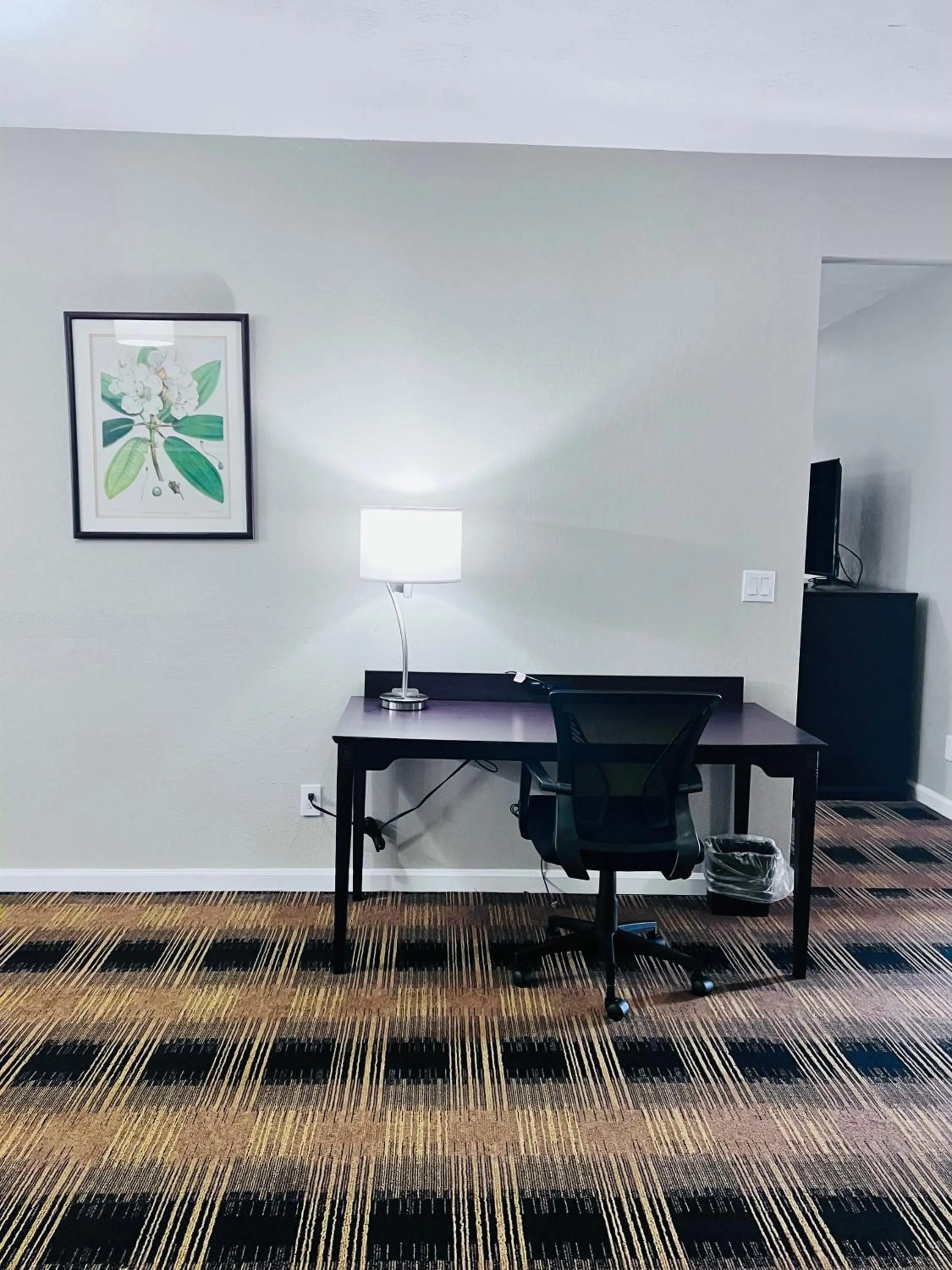 hair dresser in Knights Inn Dillard