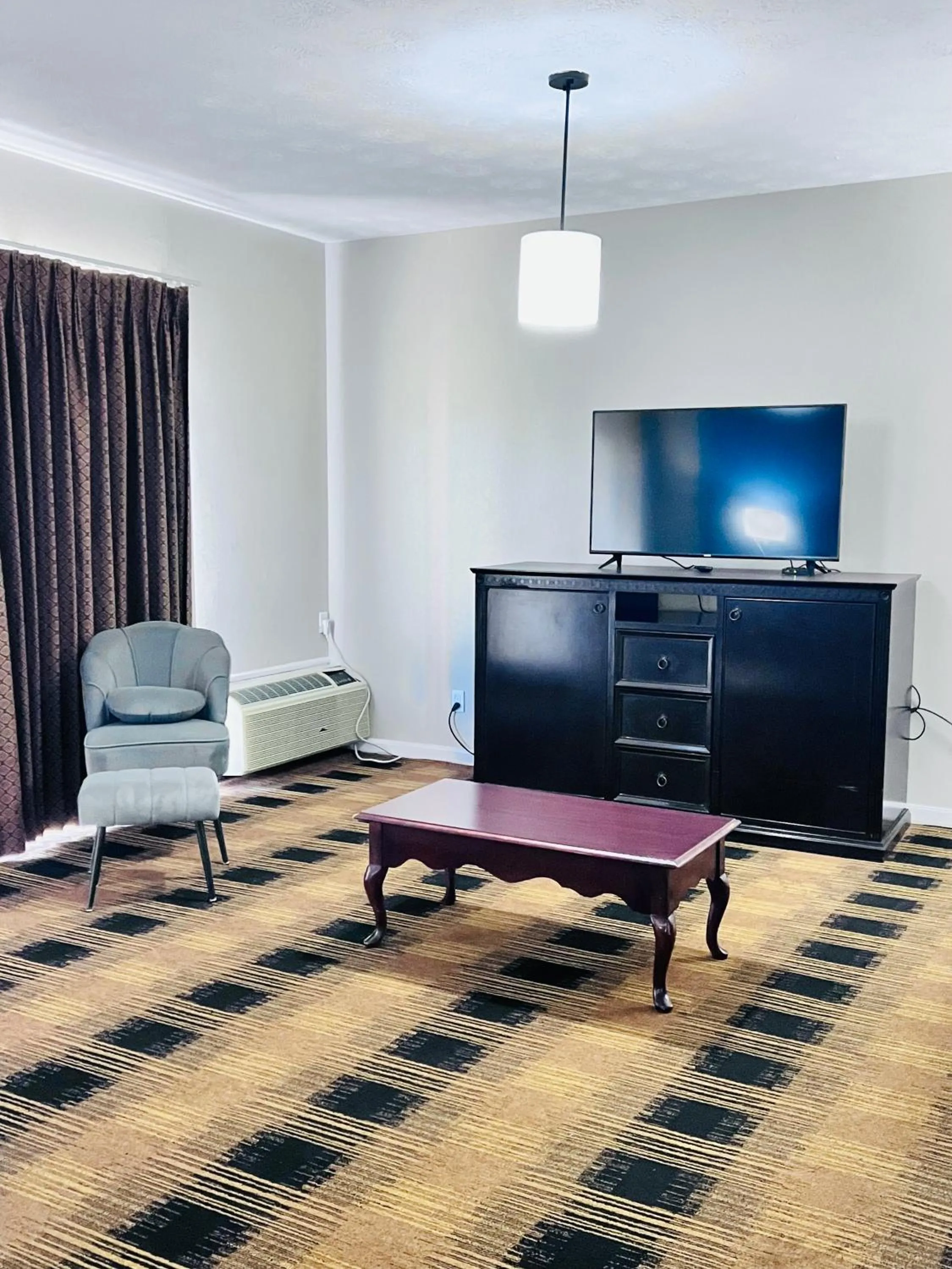 Living room, TV/Entertainment Center in Knights Inn Dillard