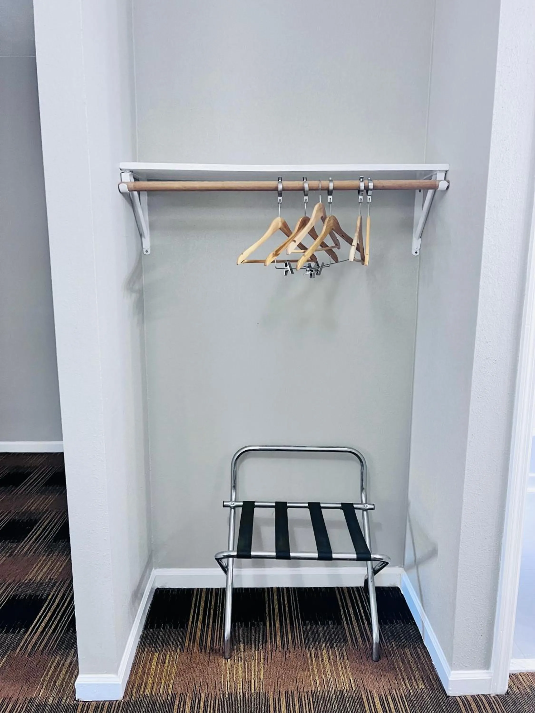 wardrobe in Knights Inn Dillard