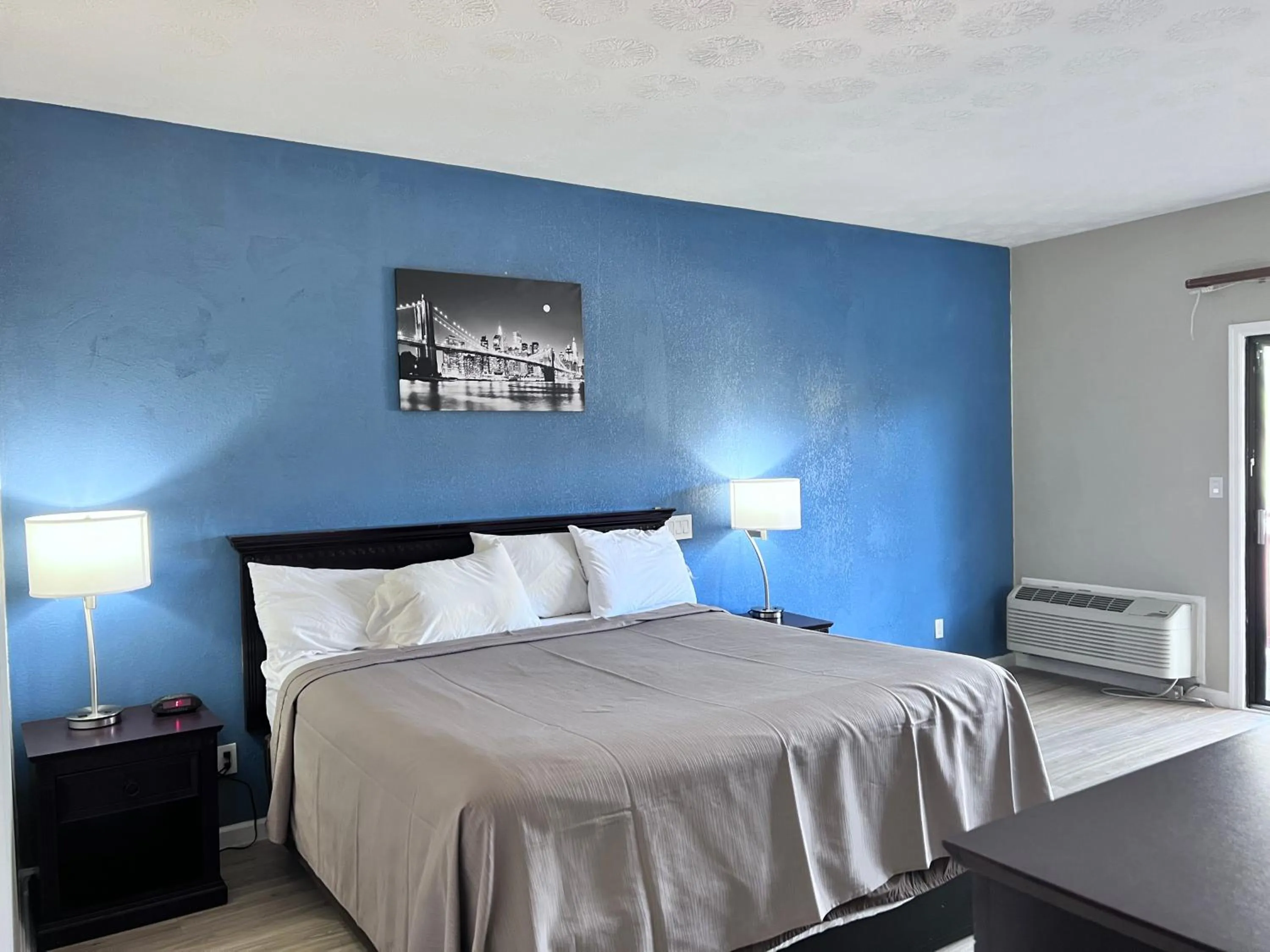 Bedroom in Knights Inn Dillard