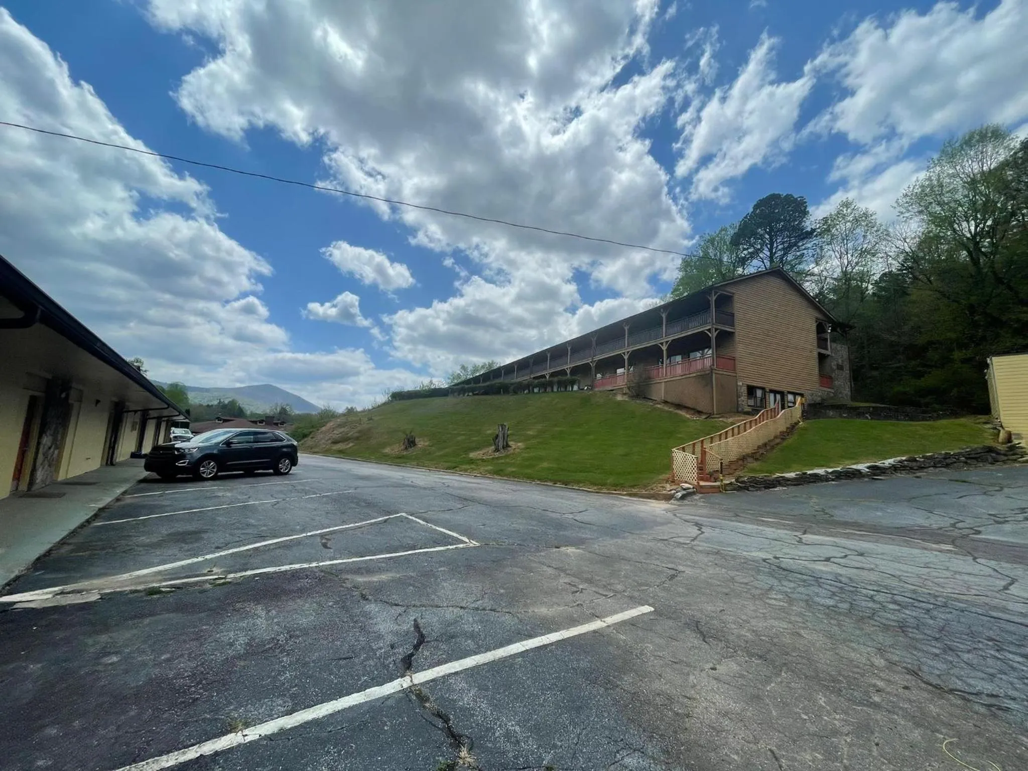 Parking in Knights Inn Dillard