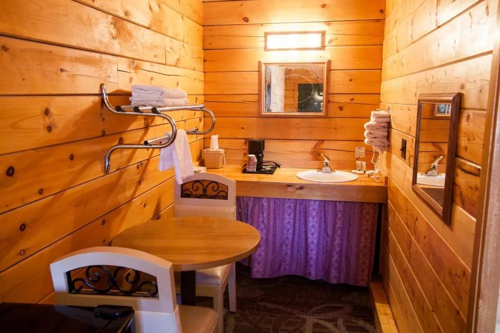 Bathroom in Bryce Gateway inn Cabins
