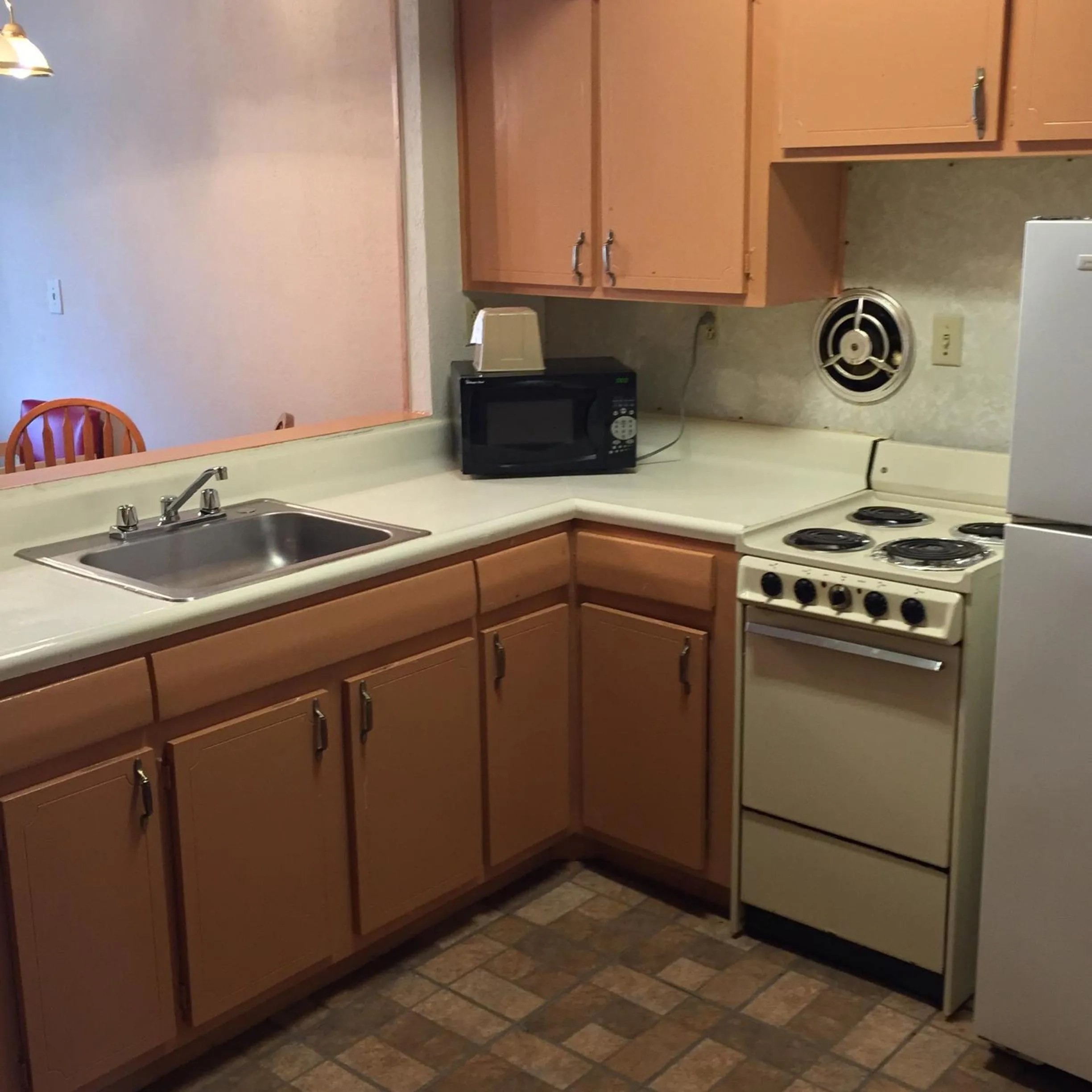 Kitchen or kitchenette in MacThrift Motor Inn