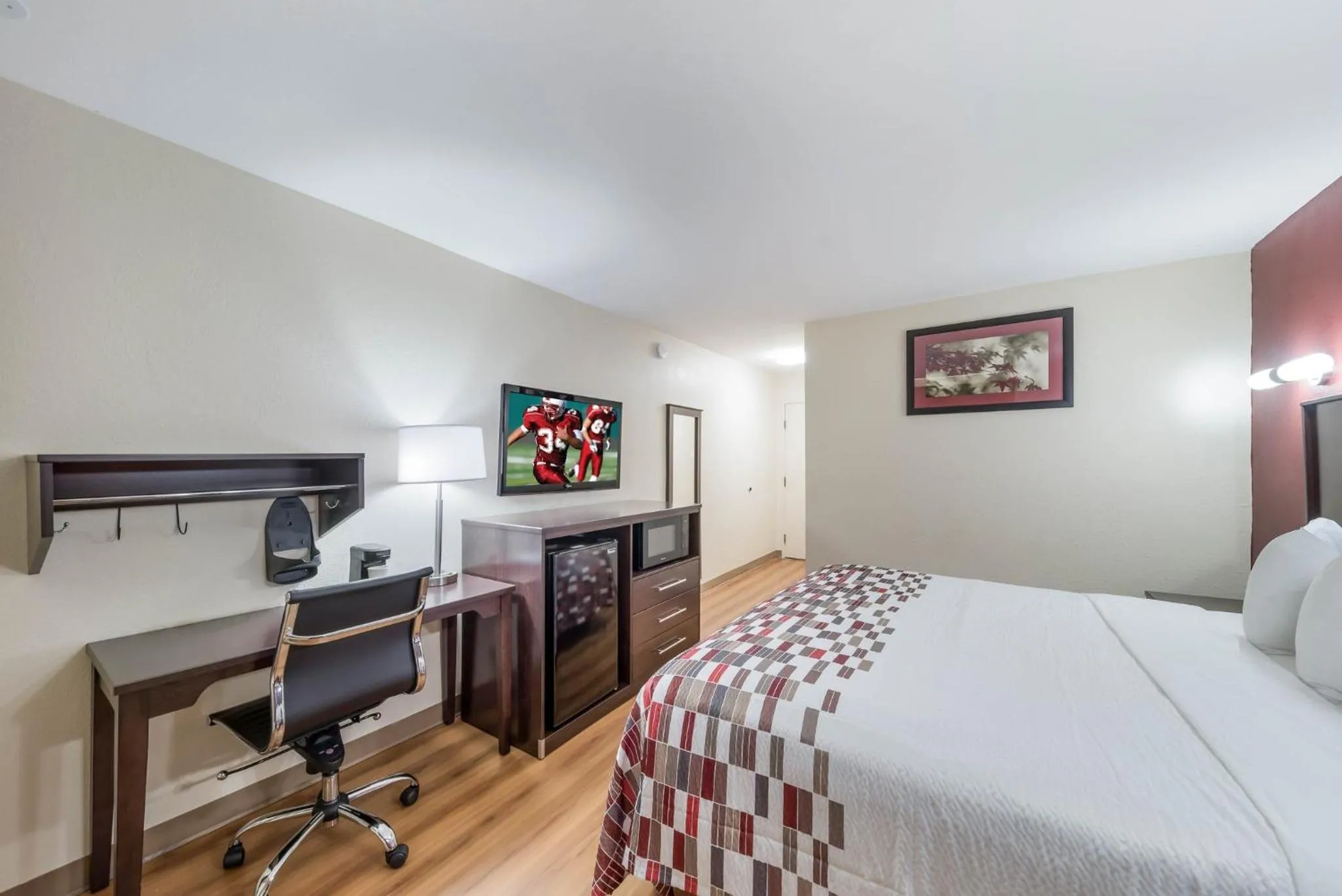 Photo of the whole room, Bed in Red Roof Inn & Suites Denton