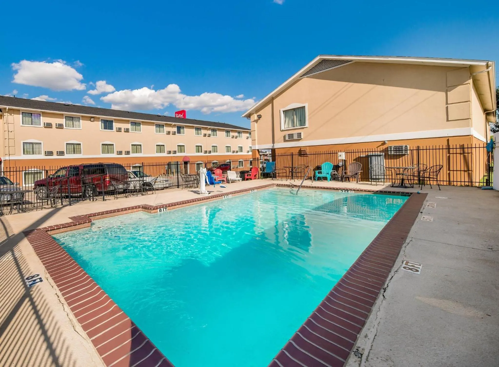 Swimming pool in Red Roof Inn & Suites Denton