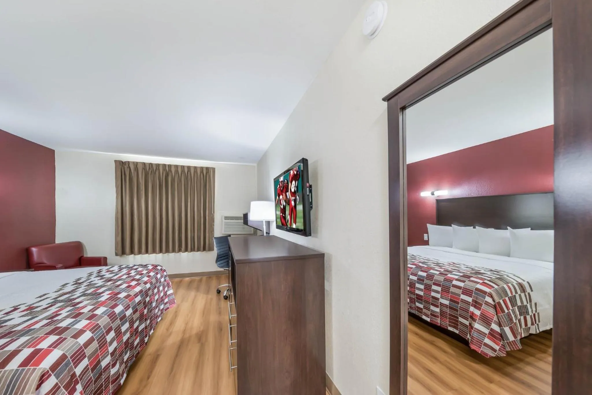 Photo of the whole room, Bed in Red Roof Inn & Suites Denton