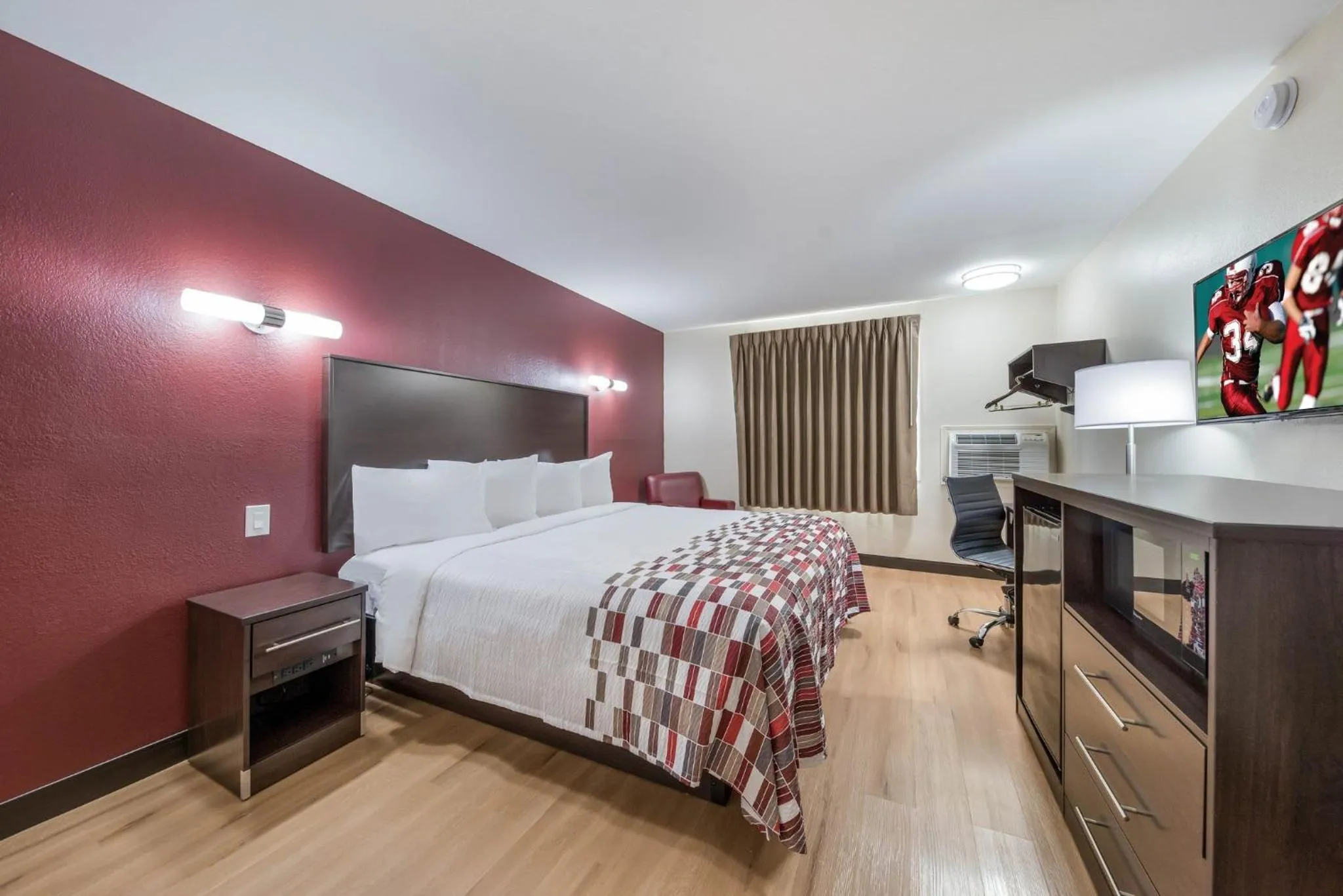 Photo of the whole room, Bed in Red Roof Inn & Suites Denton