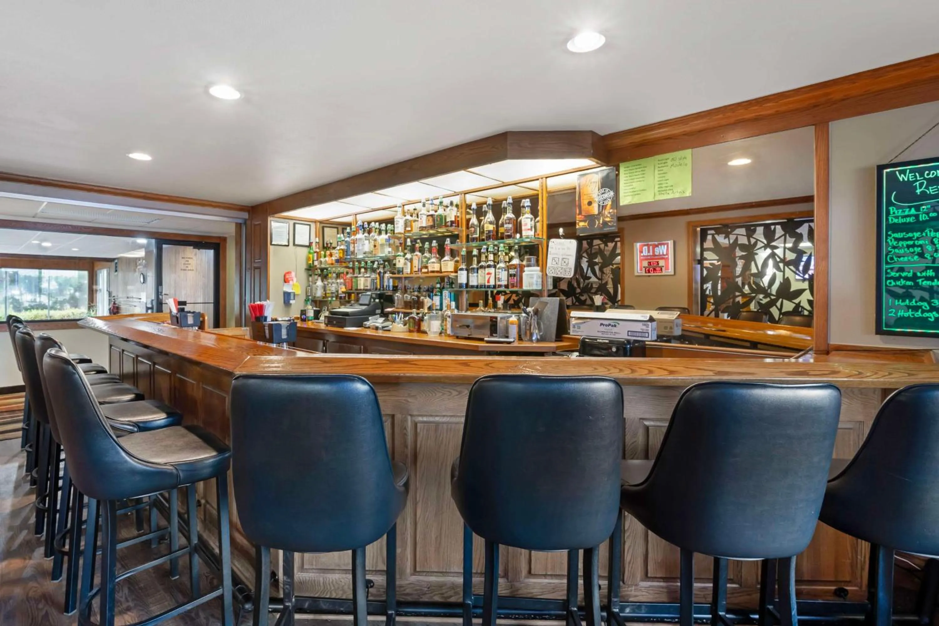 Lounge or bar in Best Western Plus Concord Inn