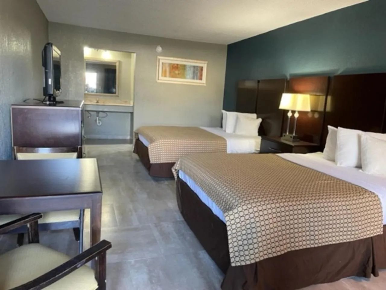 Photo of the whole room, Bed in Guest Inn Lake City