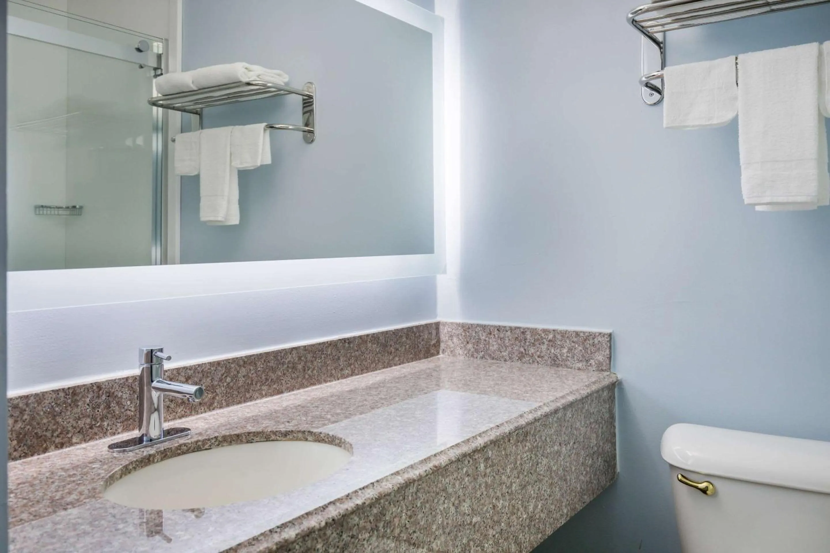 Photo of the whole room in Rodeway Inn Anderson