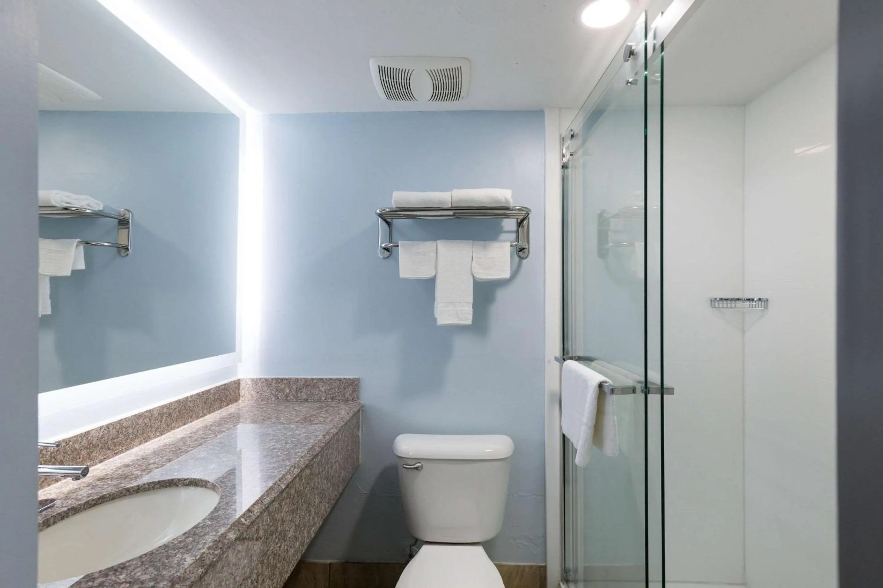 Photo of the whole room in Rodeway Inn Anderson