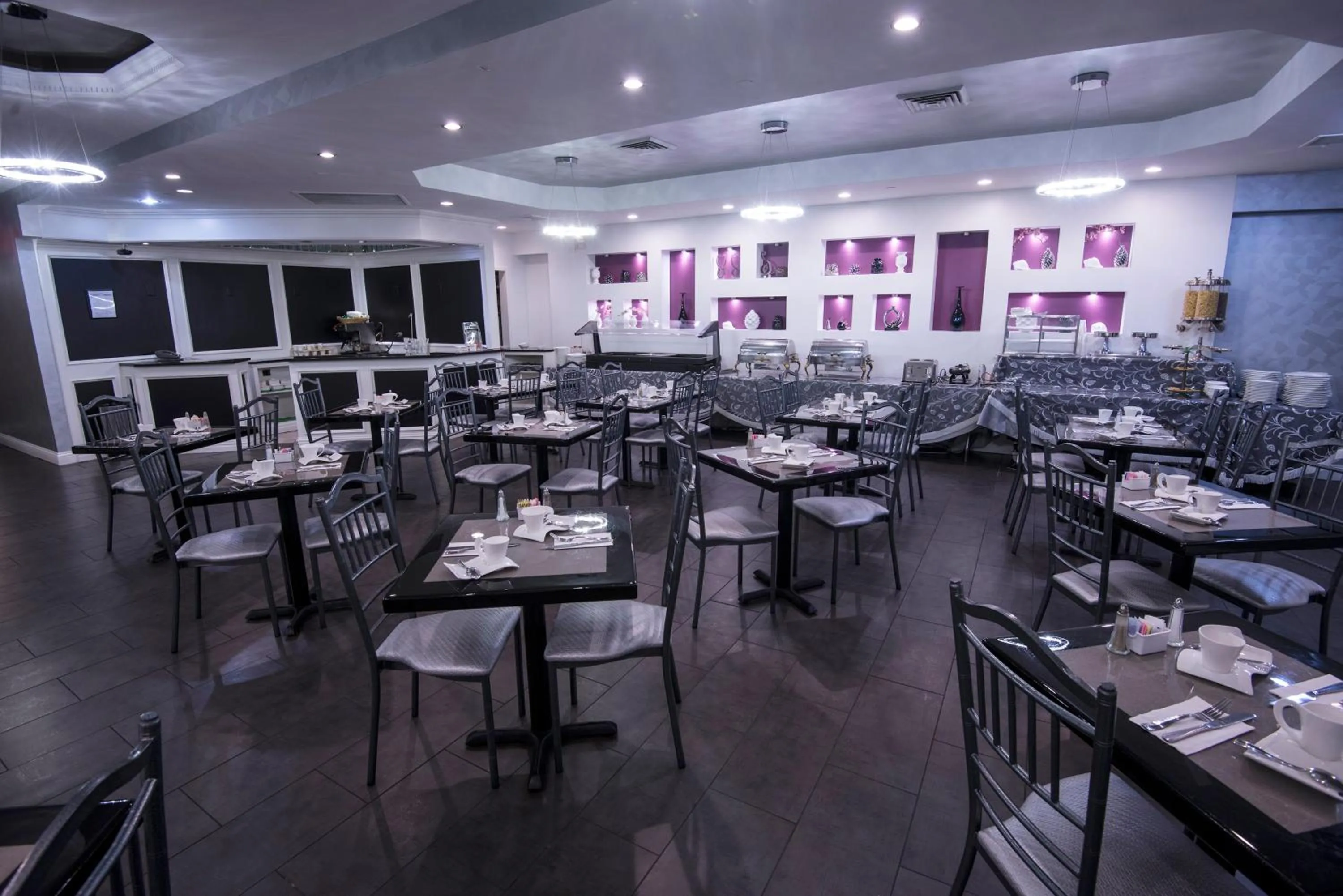 Restaurant/places to eat in The Avenue Plaza