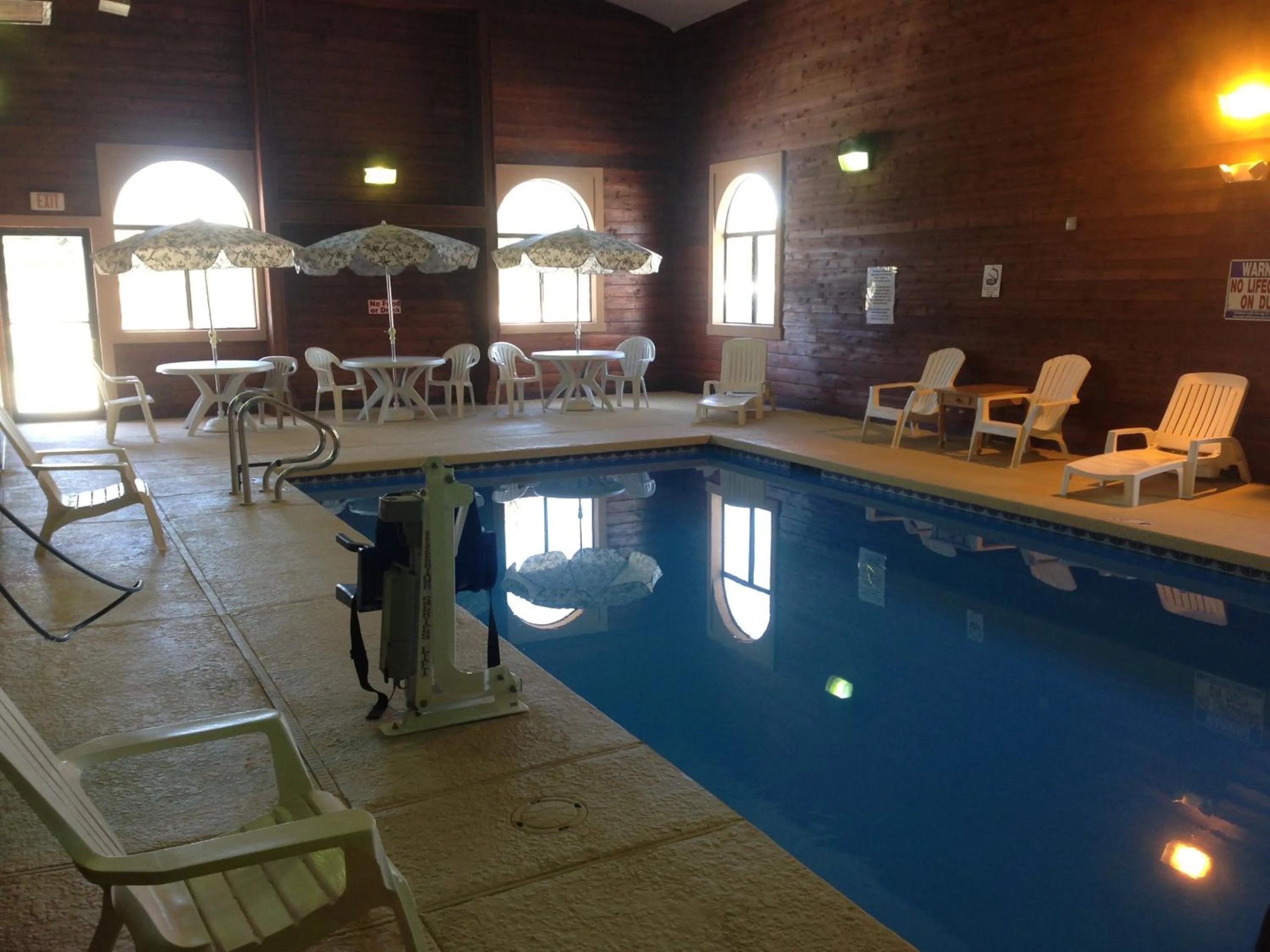 Swimming pool in Kings Inn Cody