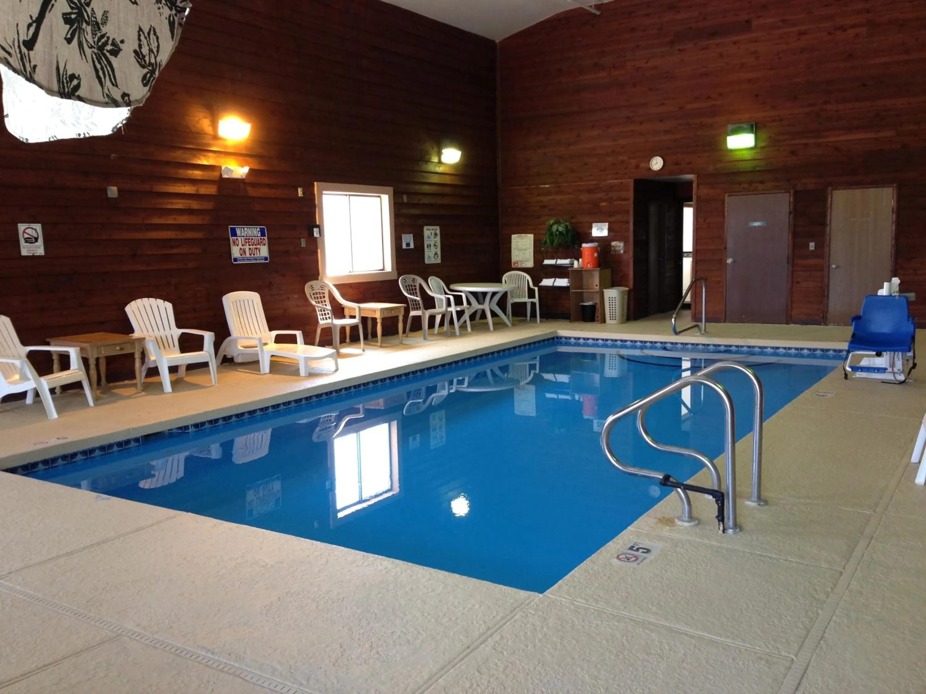 Swimming pool in Kings Inn Cody