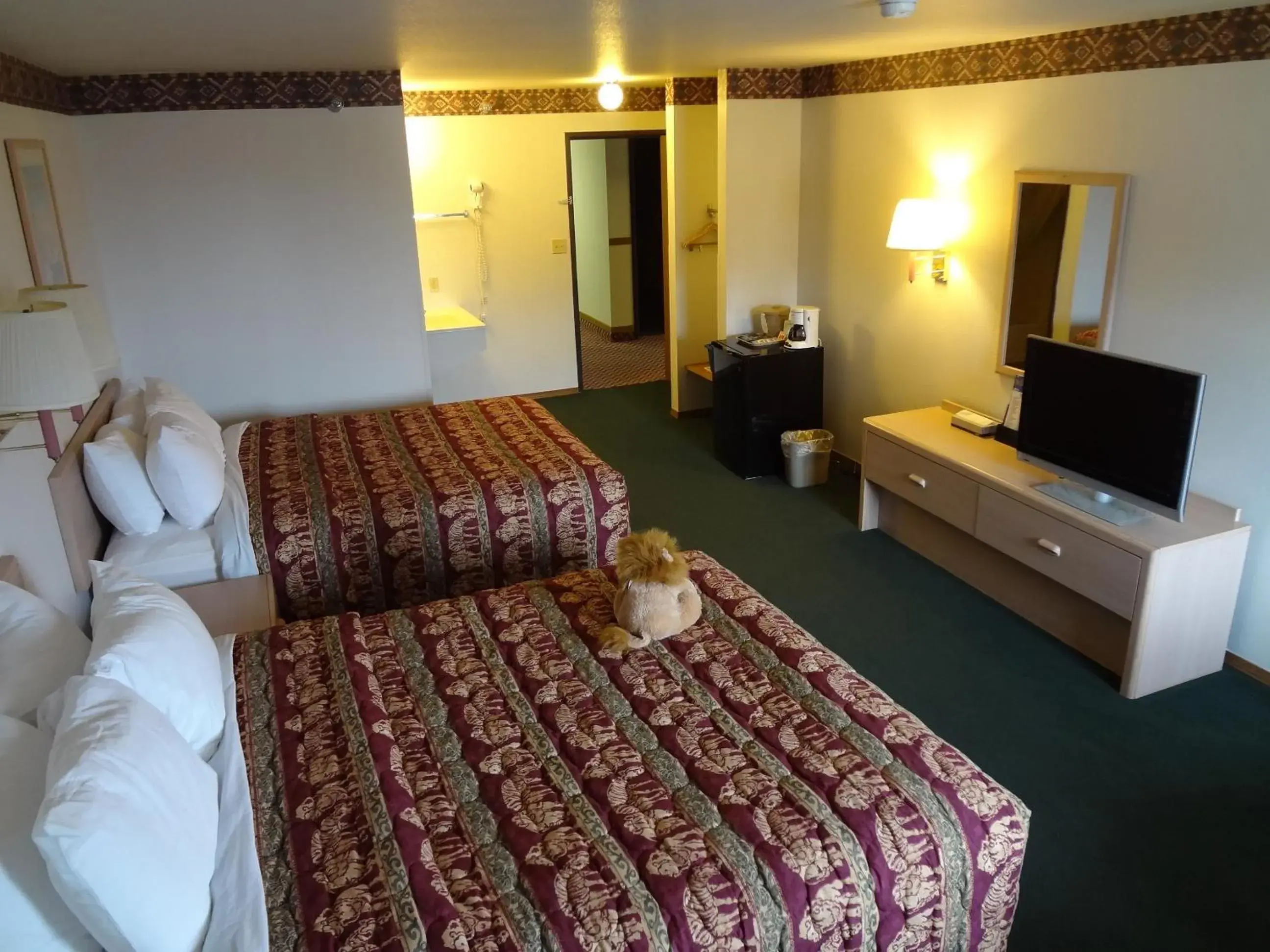 Queen Room with Two Queen Beds in Kings Inn Cody Queen Room with Two Queen Beds in Kings Inn Cody