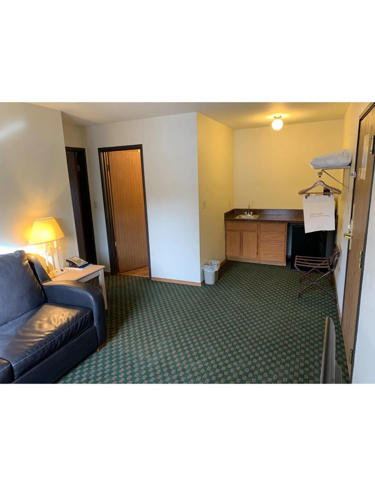 Seating area, Bed in Kings Inn Cody