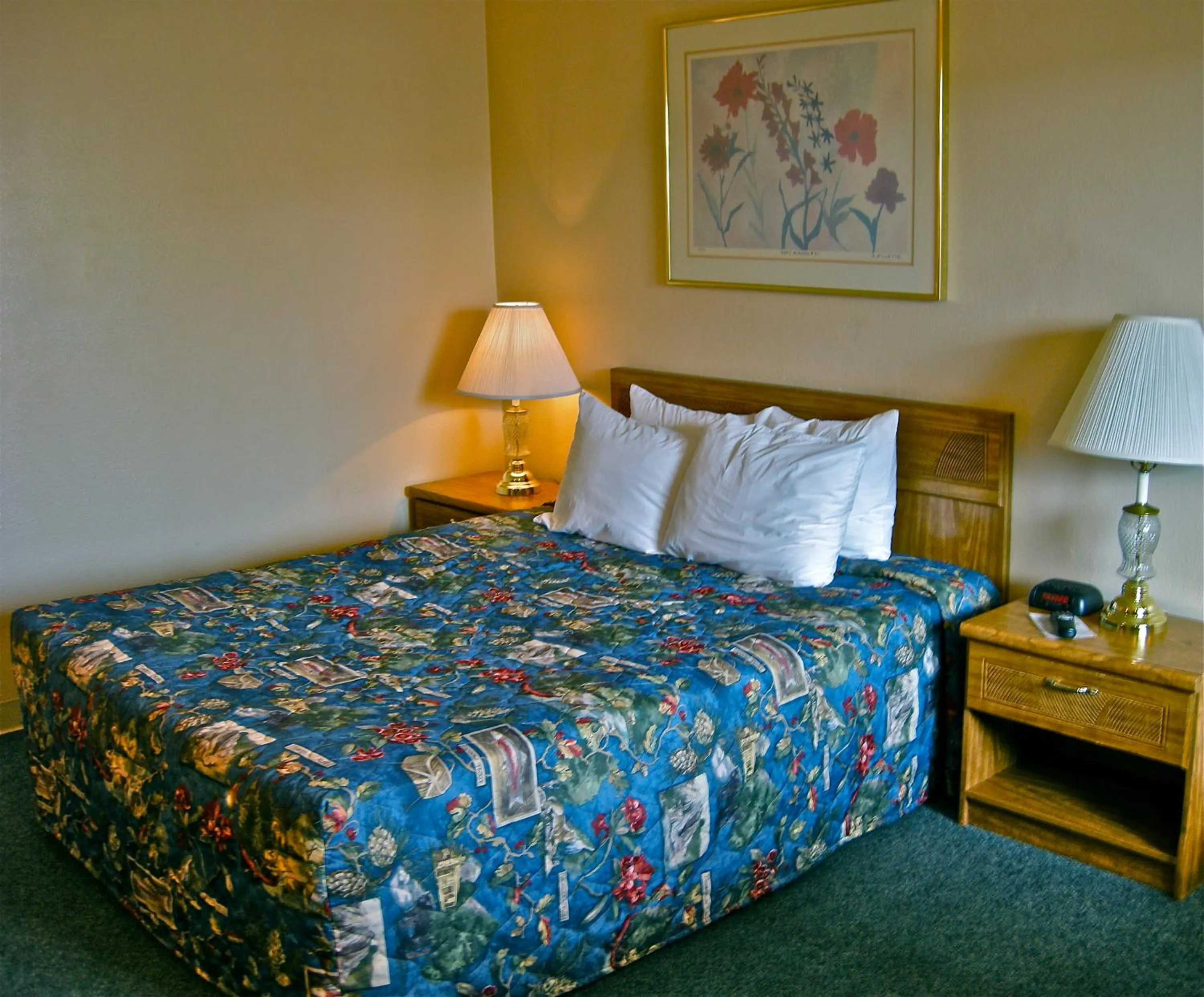 Bedroom, Bed in Days Inn by Wyndham Burns