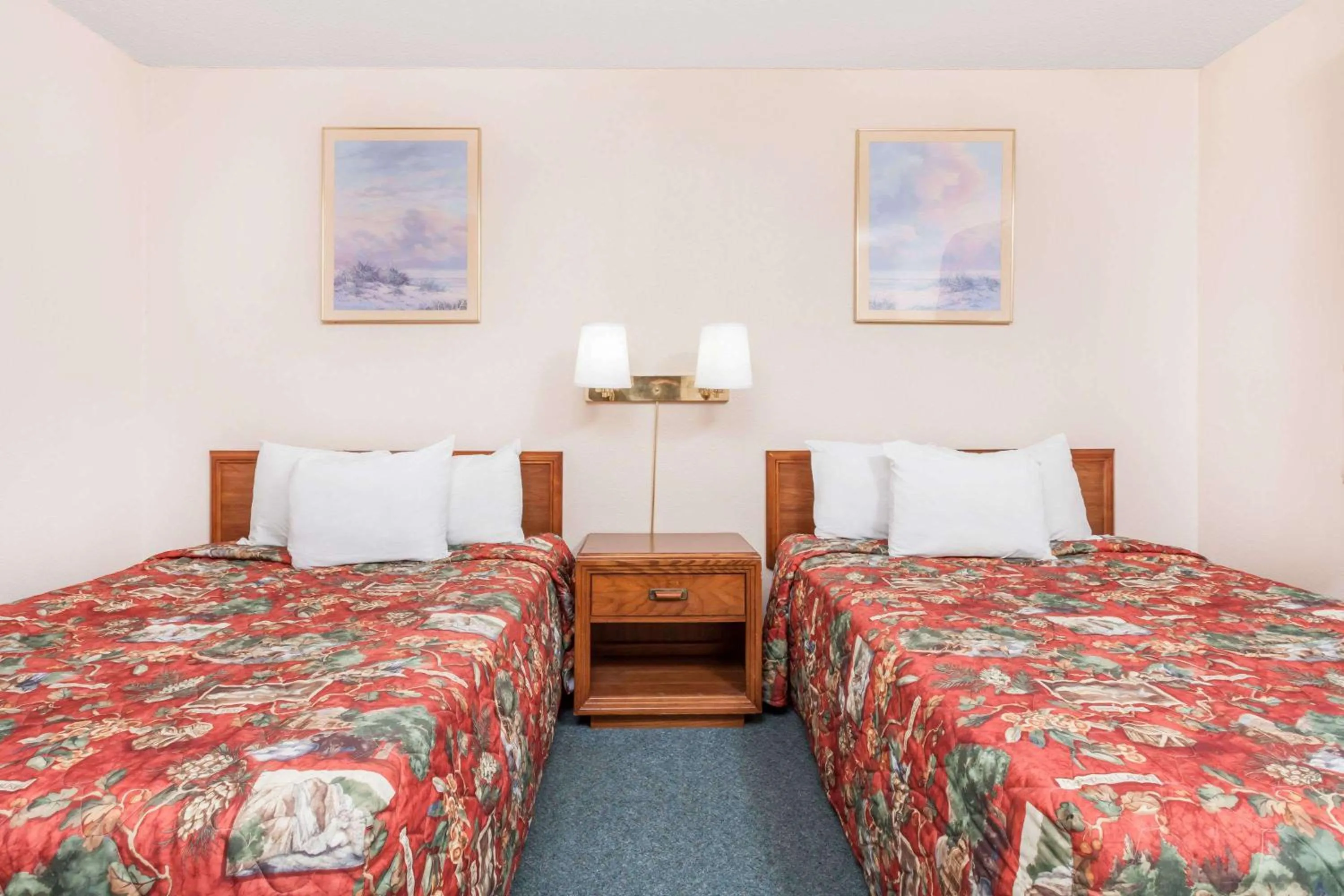 Photo of the whole room, Bed in Days Inn by Wyndham Burns