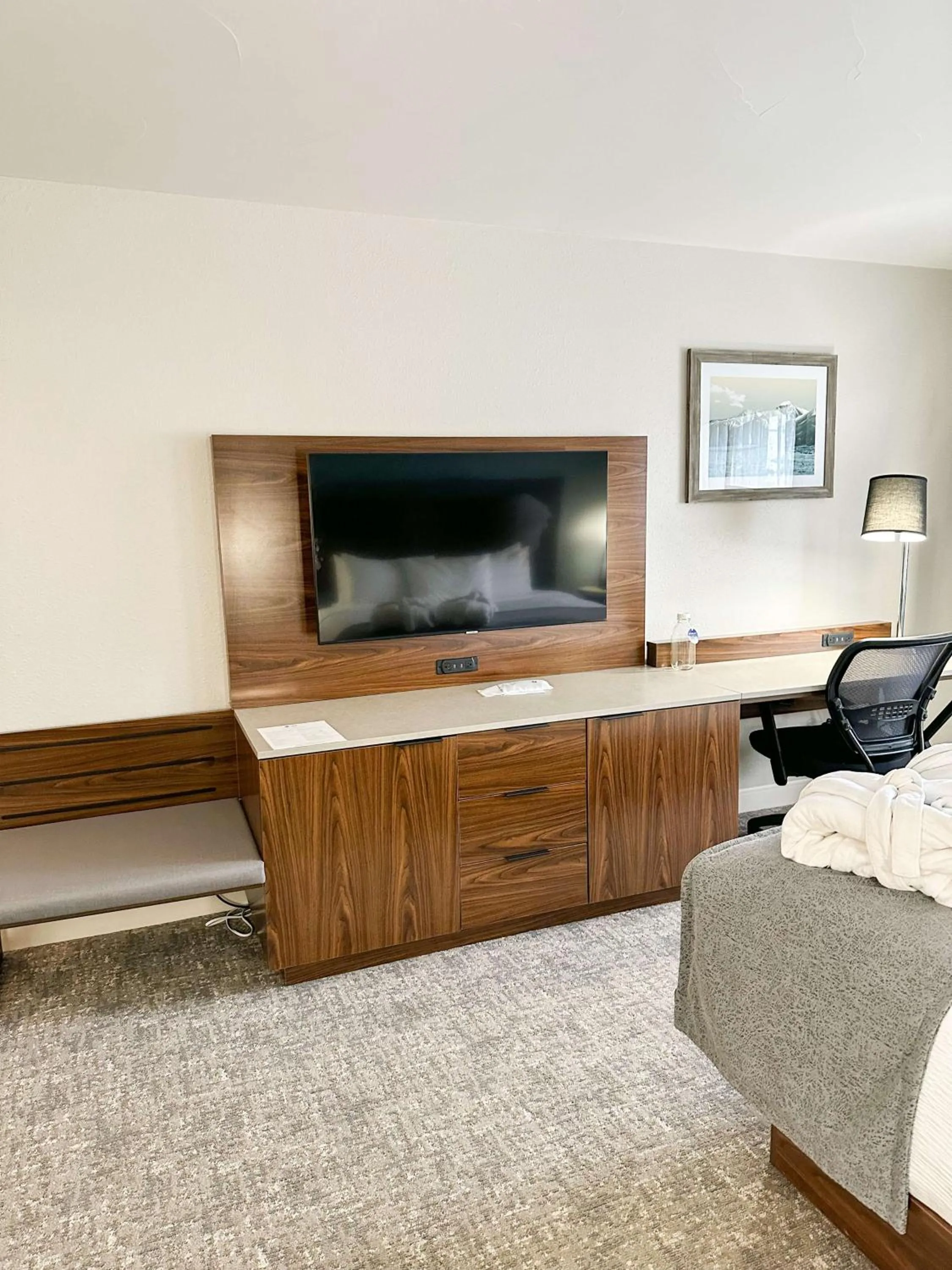 King Room with Bath Tub - Disability Access Room/Non-Smoking in Best Western Vista Inn