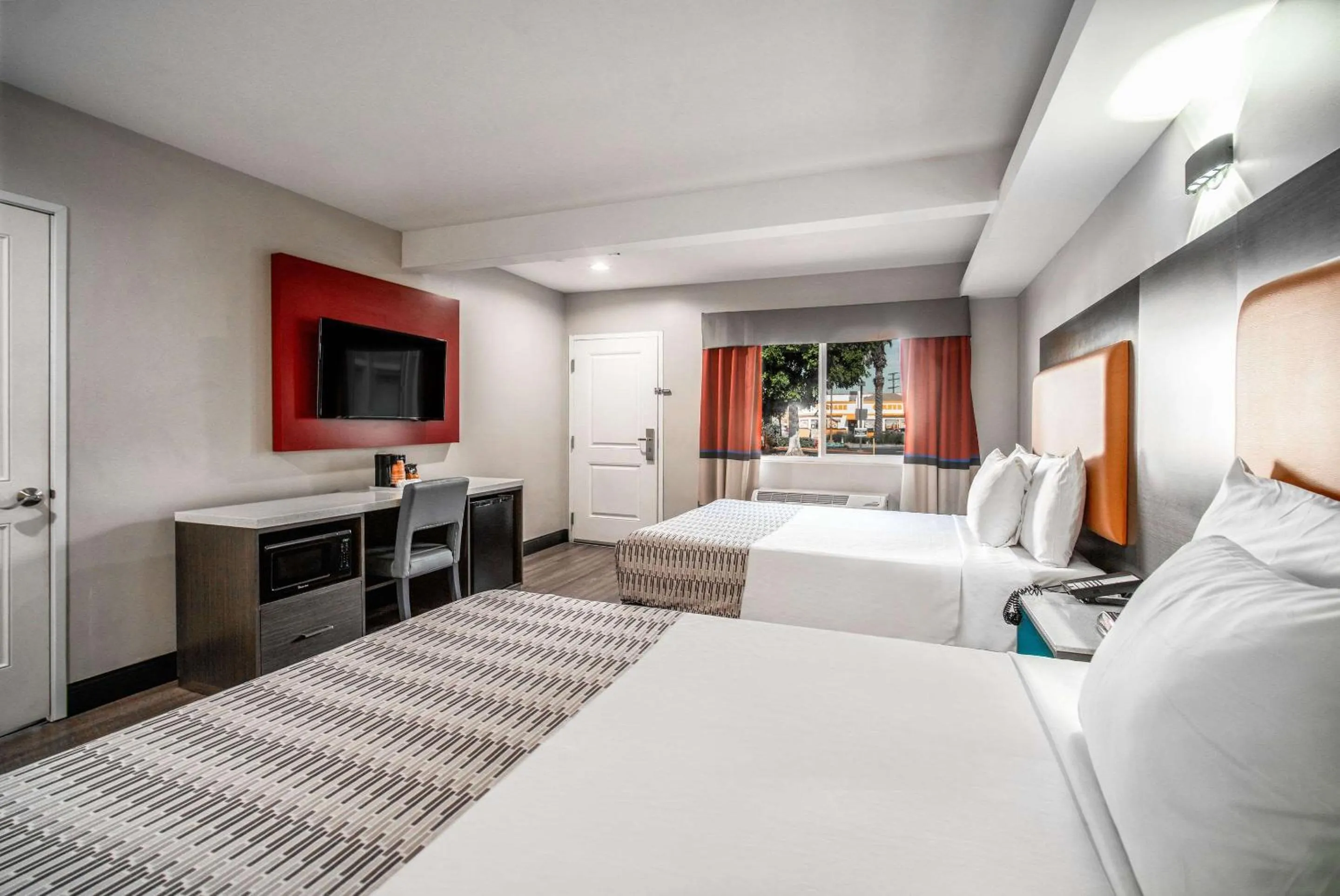 Bedroom, Bed in Rodeway Inn South Gate - Los Angeles South