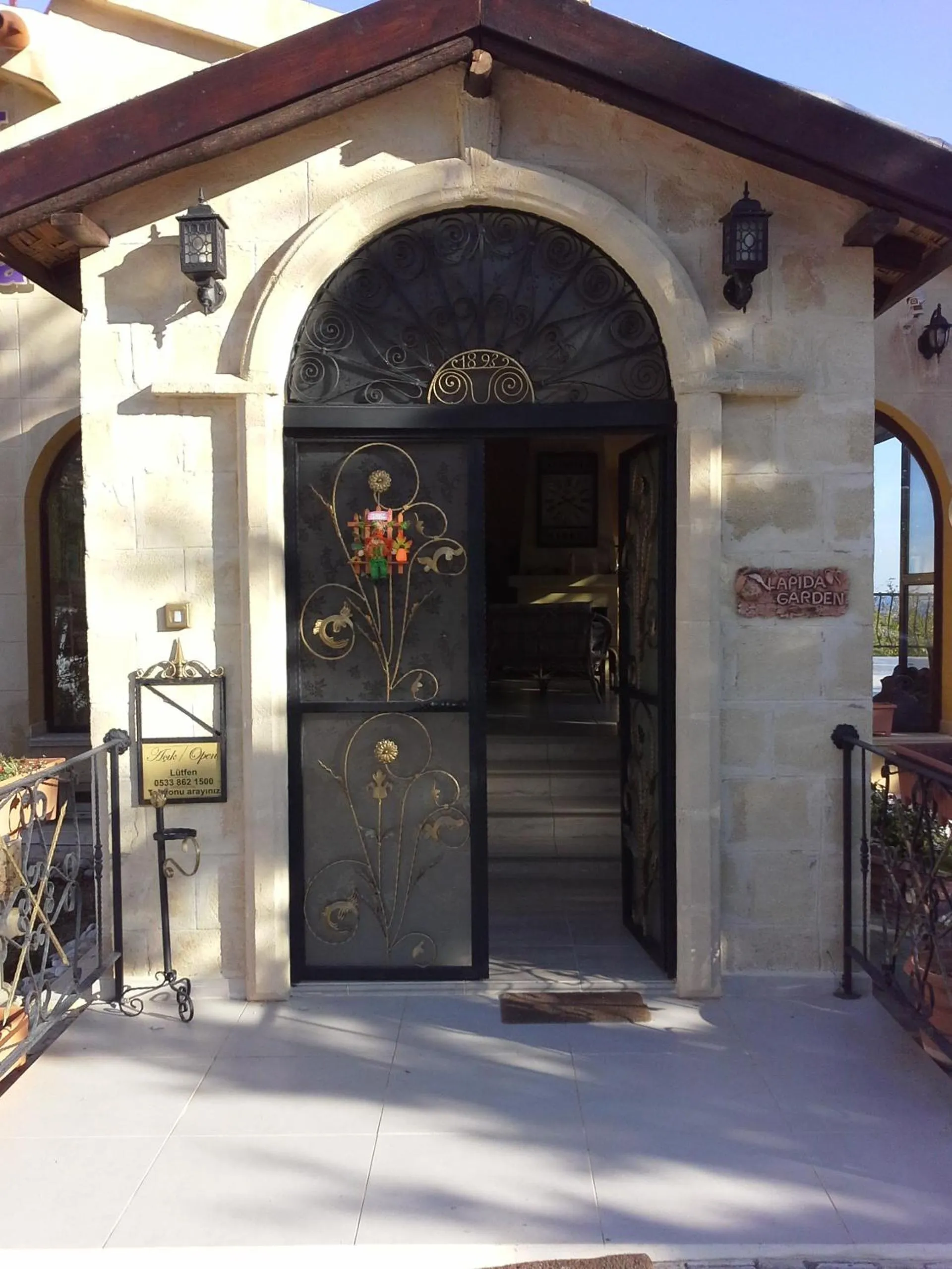 Facade/entrance in Lapida Garden