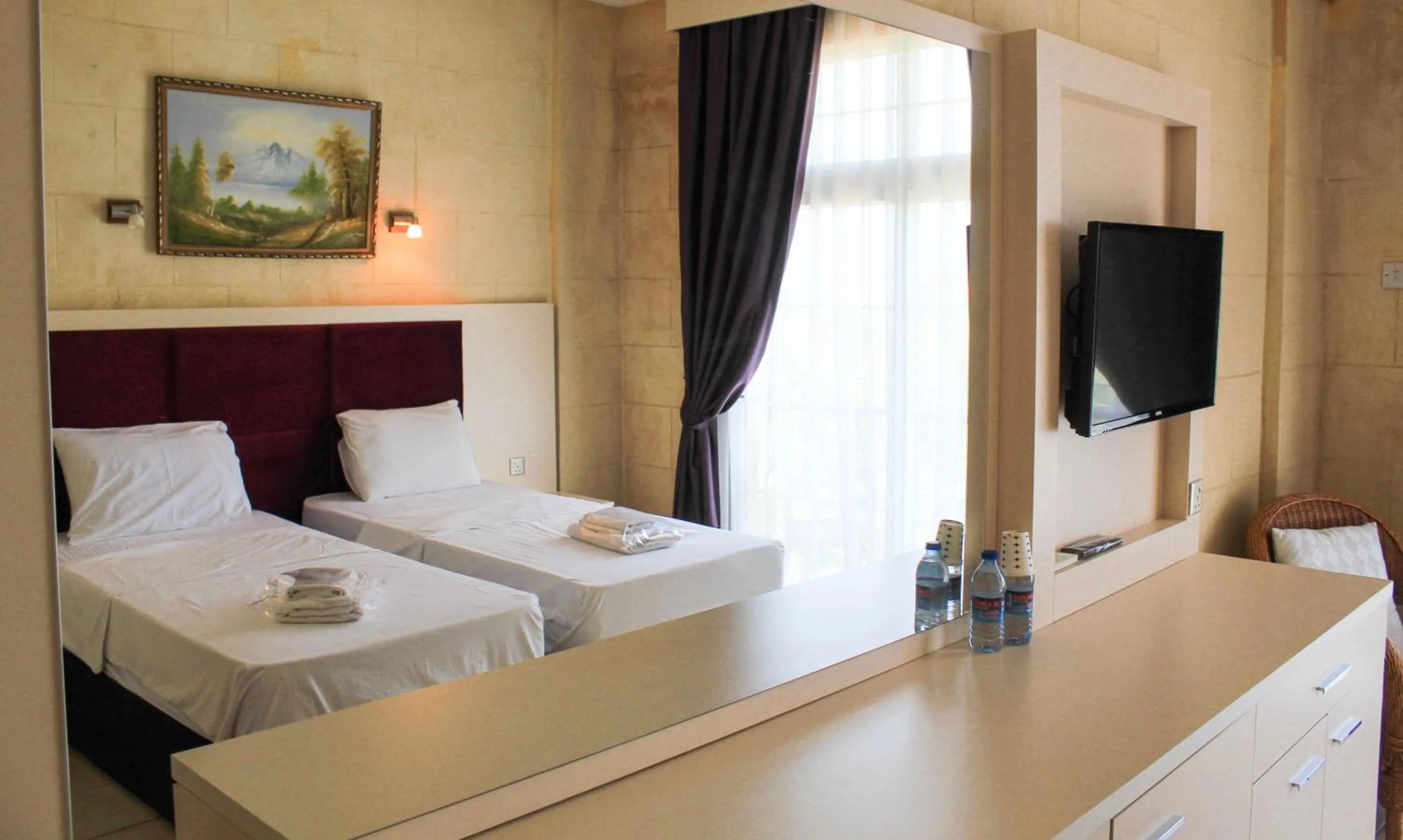 Communal lounge/ TV room, Bed in Lapida Garden