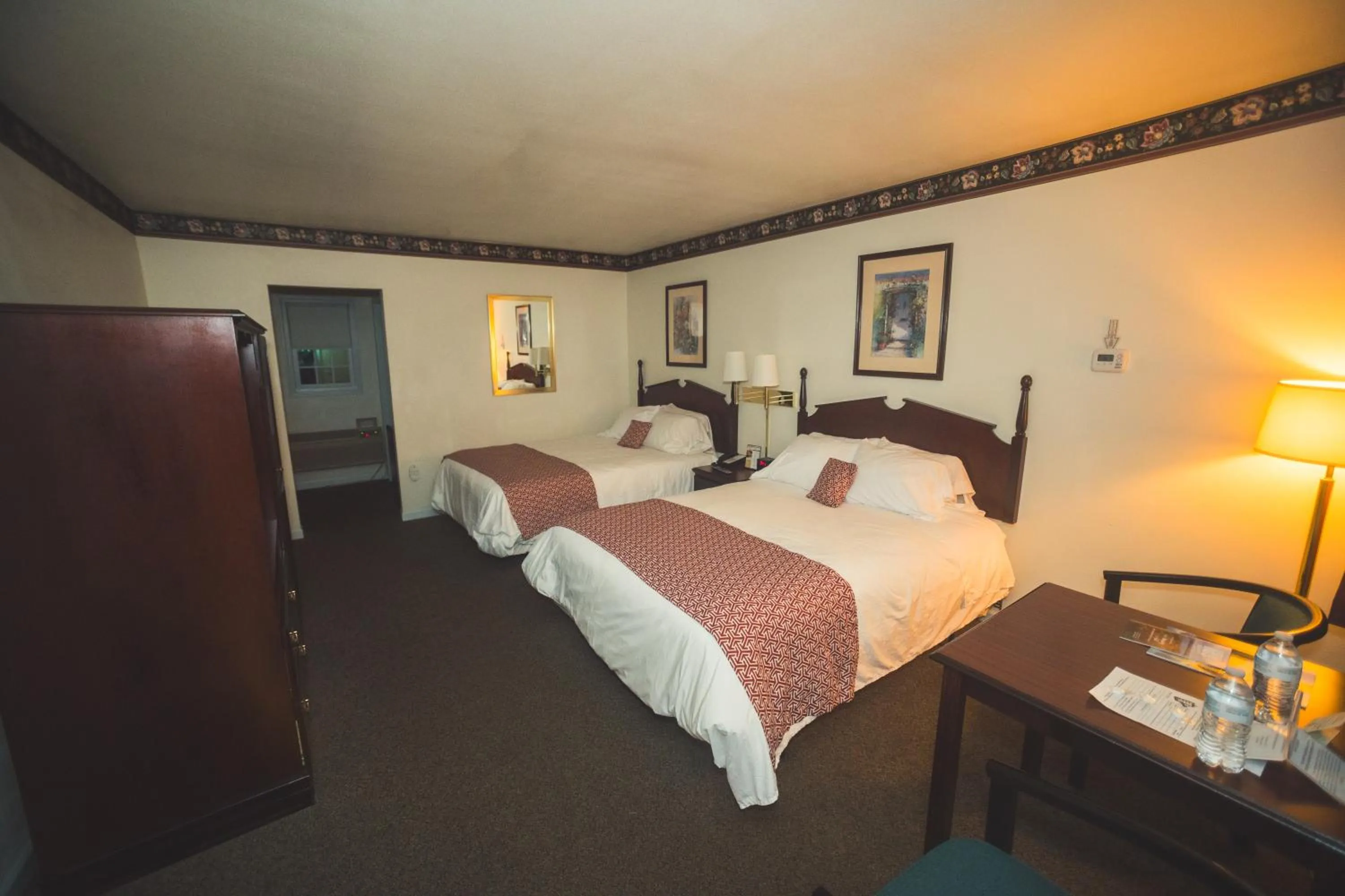 Photo of the whole room, Bed in The Chalet Motel
