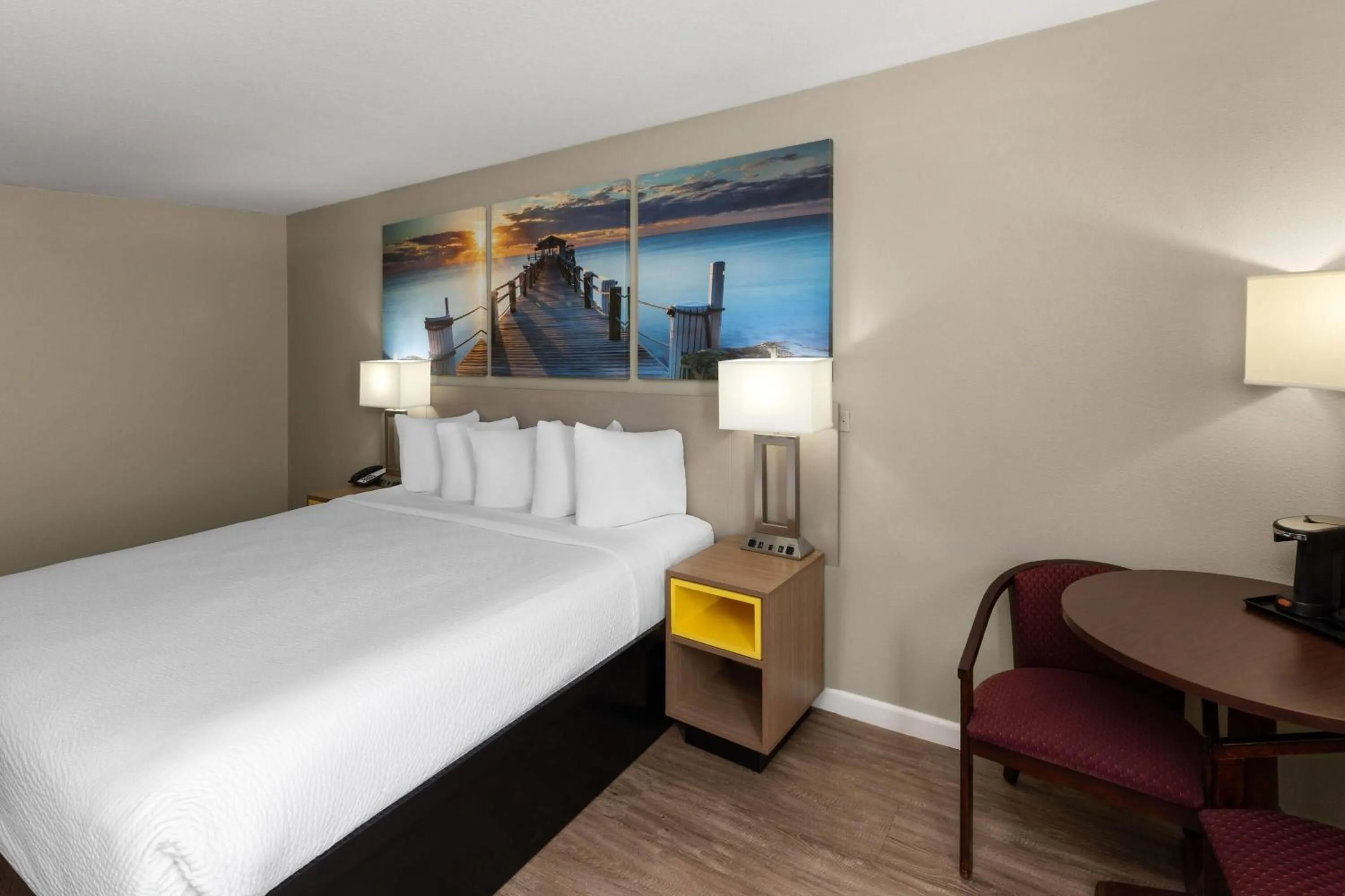 Photo of the whole room, Bed in Days Inn by Wyndham Mountain Home