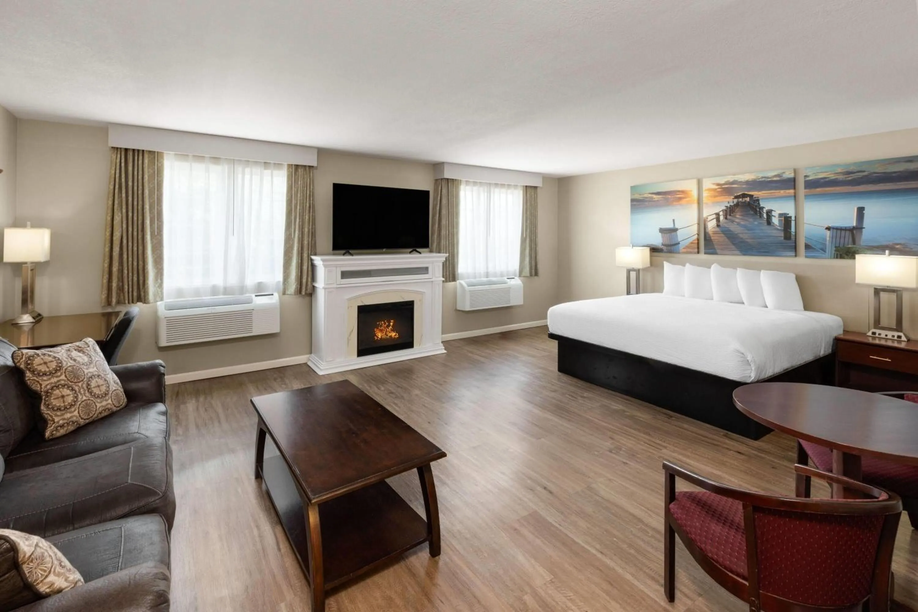 Photo of the whole room, Bed in Days Inn by Wyndham Mountain Home