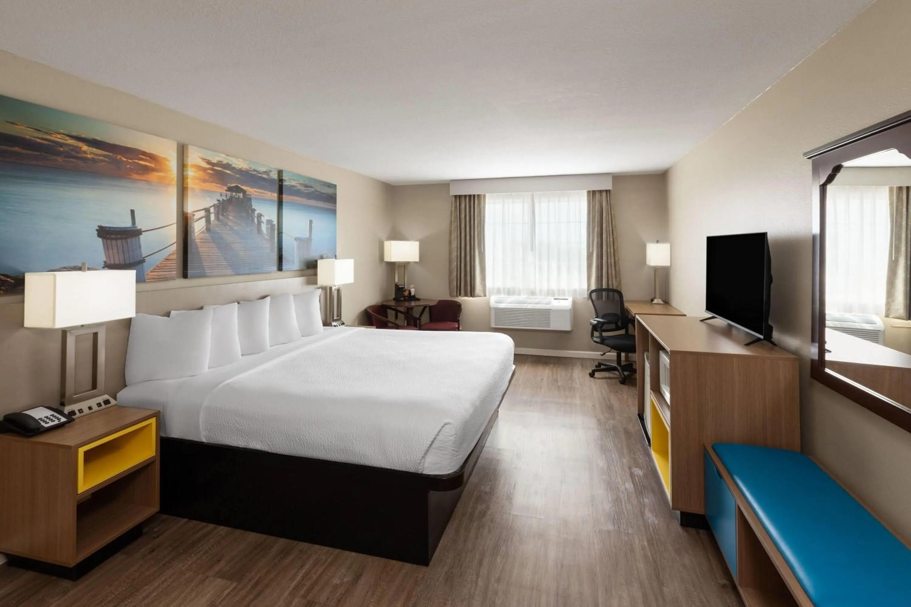 Photo of the whole room, Bed in Days Inn by Wyndham Mountain Home