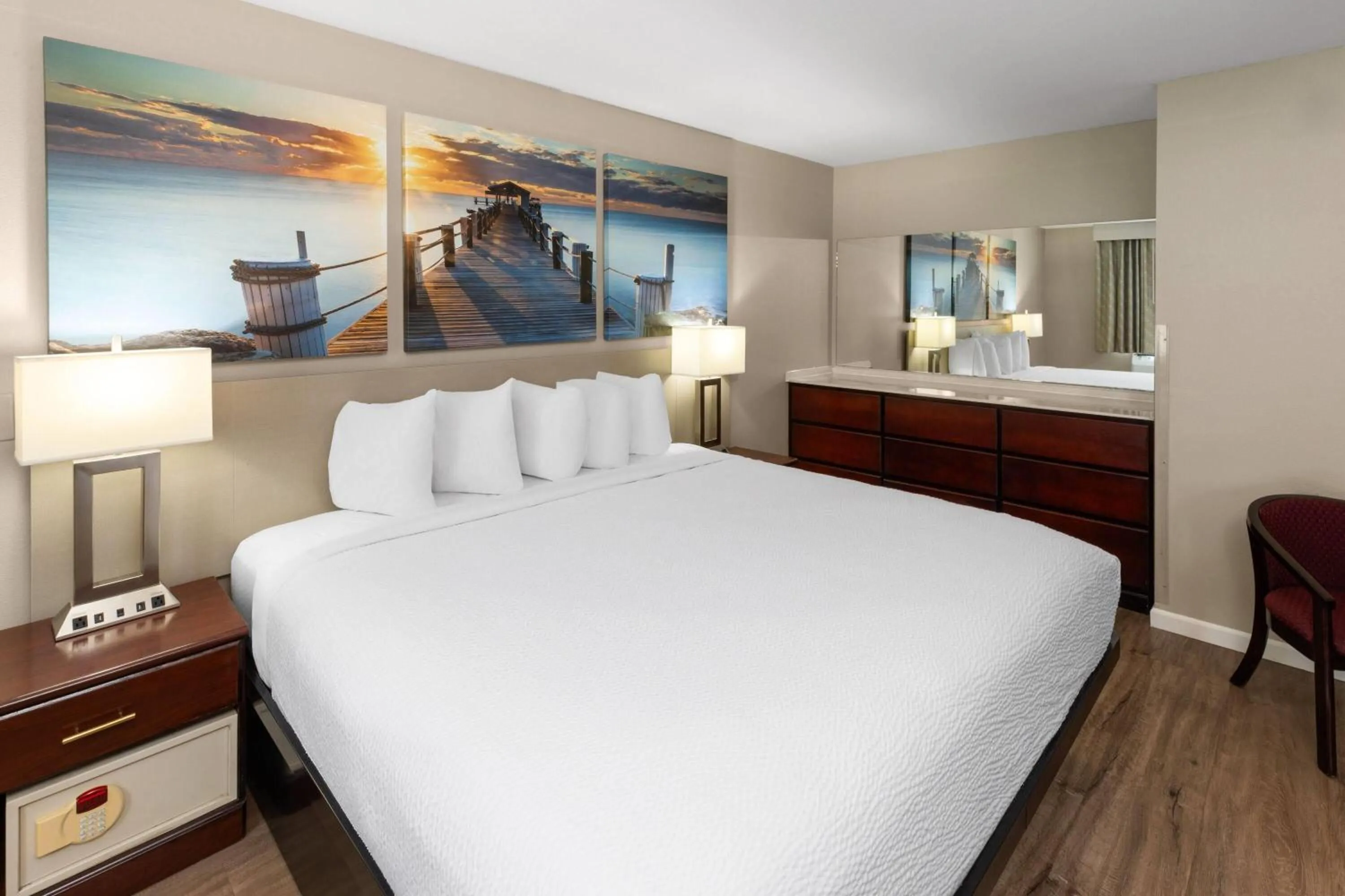 Photo of the whole room, Bed in Days Inn by Wyndham Mountain Home