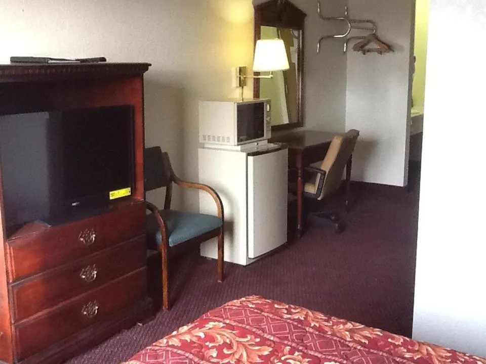 Super 8 by Wyndham Kennett