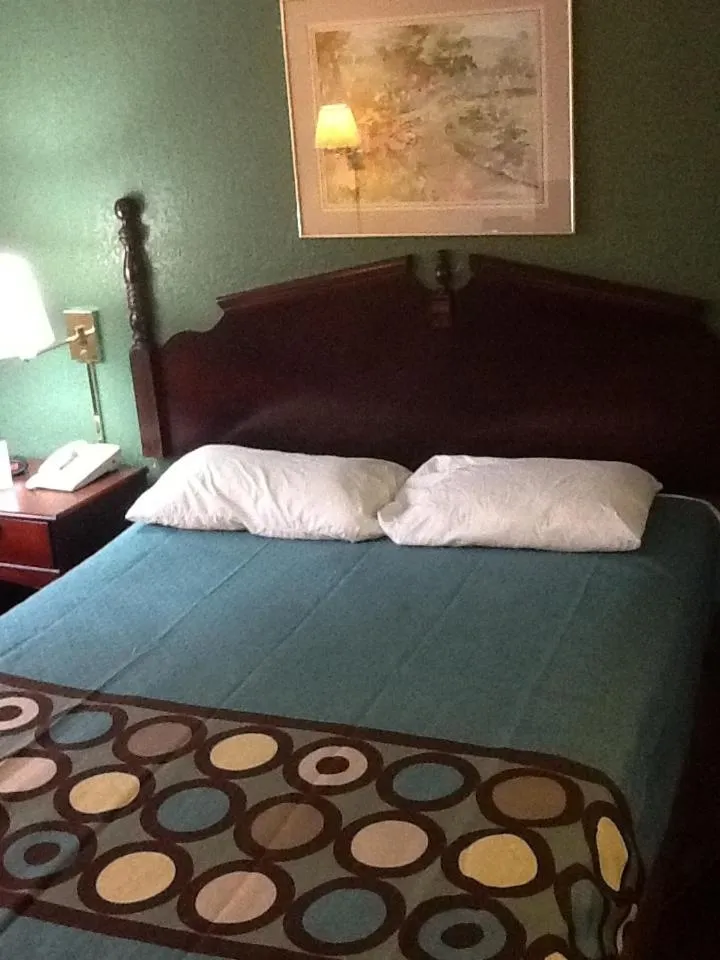 Bedroom in Super 8 by Wyndham Kennett