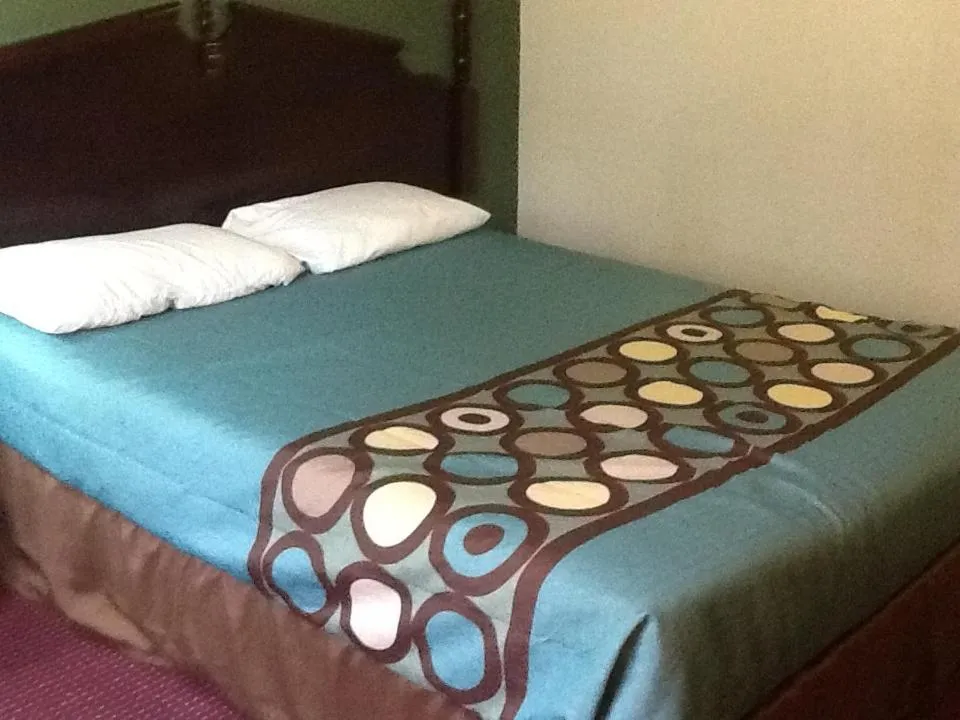 Bedroom in Super 8 by Wyndham Kennett