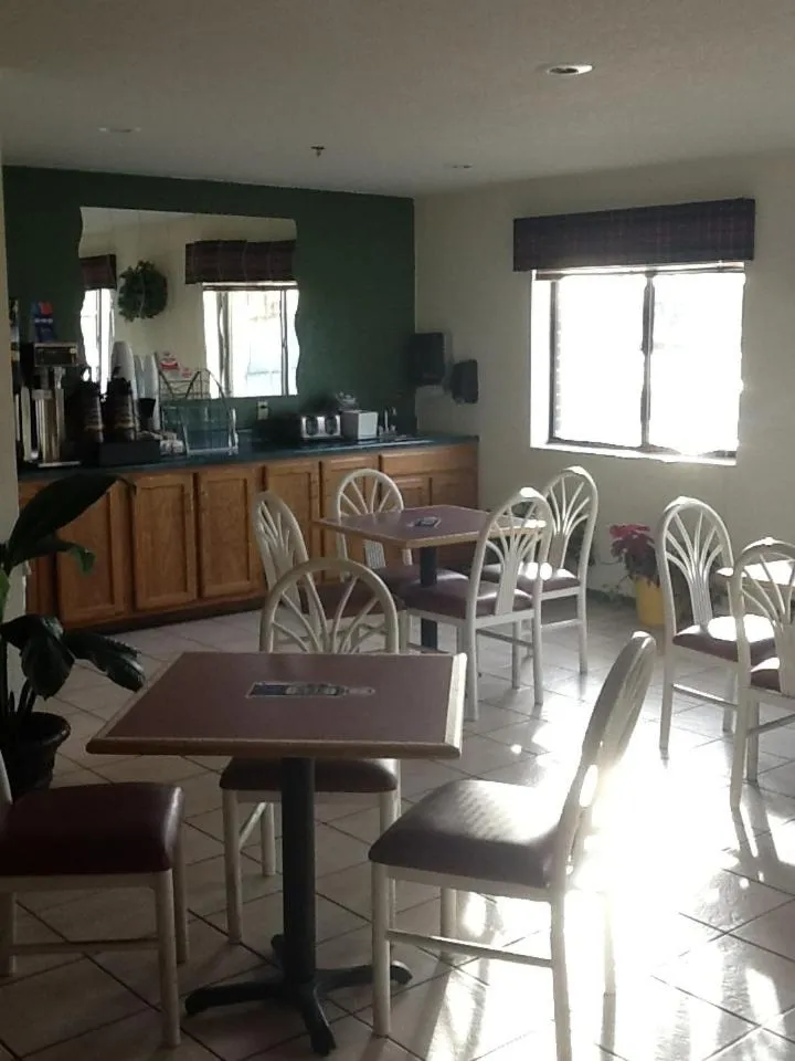 Super 8 by Wyndham Kennett