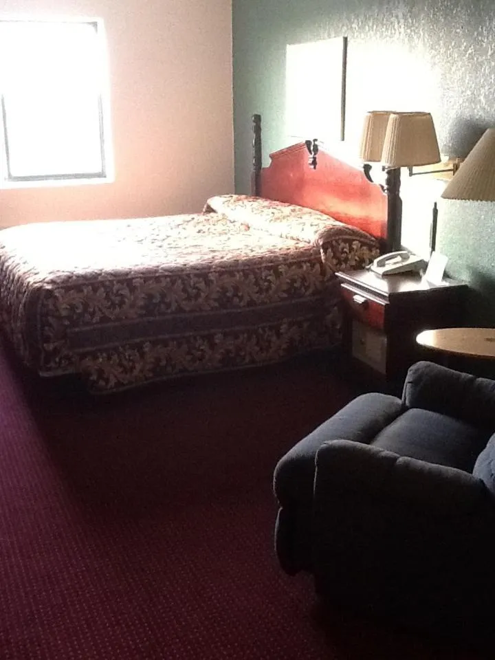 Super 8 by Wyndham Kennett