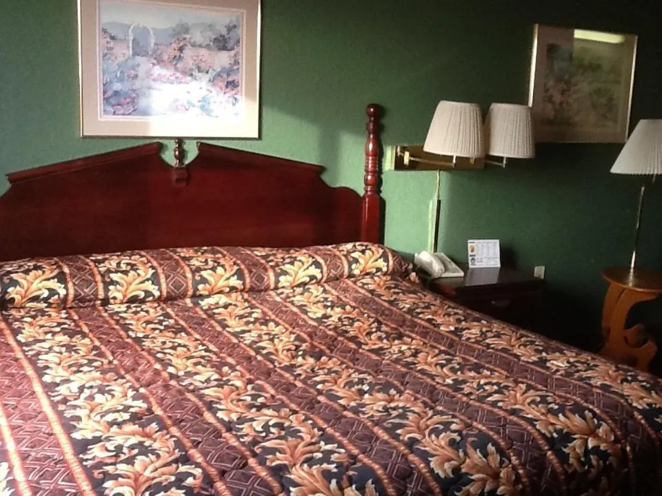 Super 8 by Wyndham Kennett