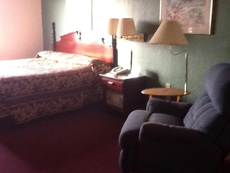 Super 8 by Wyndham Kennett