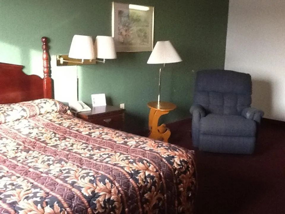 Super 8 by Wyndham Kennett