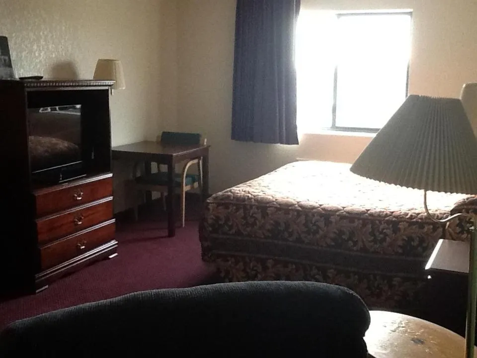 Super 8 by Wyndham Kennett