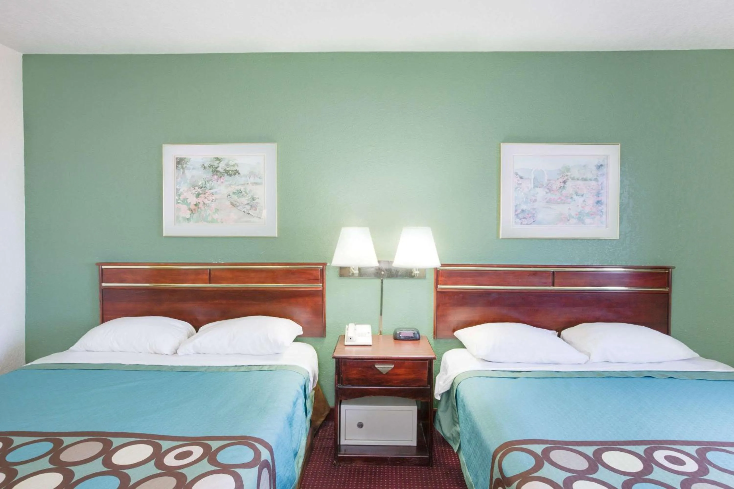 Photo of the whole room in Super 8 by Wyndham Kennett