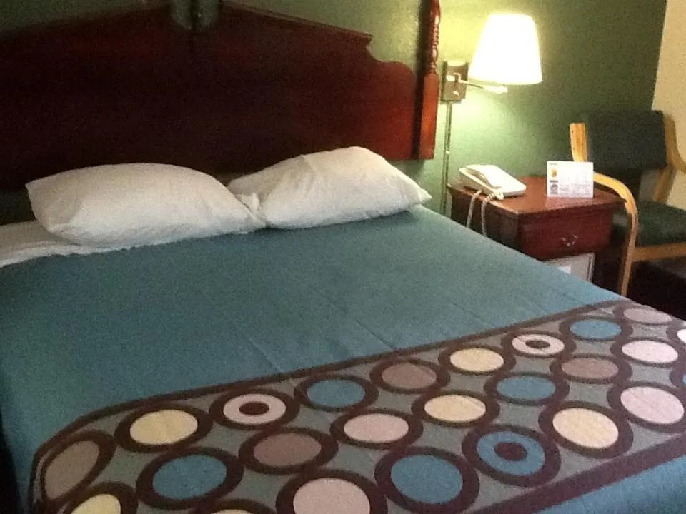 Bedroom in Super 8 by Wyndham Kennett