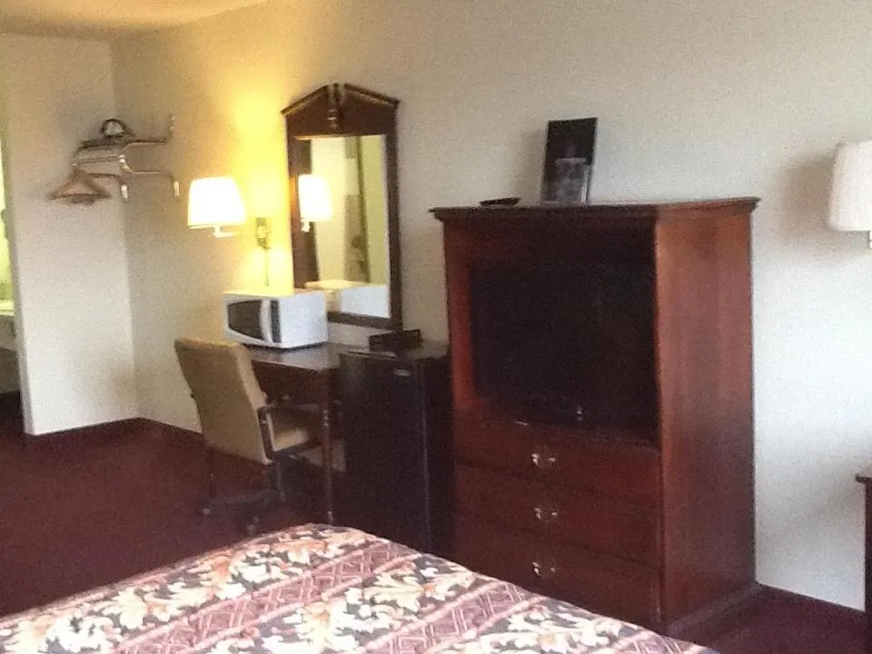 Super 8 by Wyndham Kennett