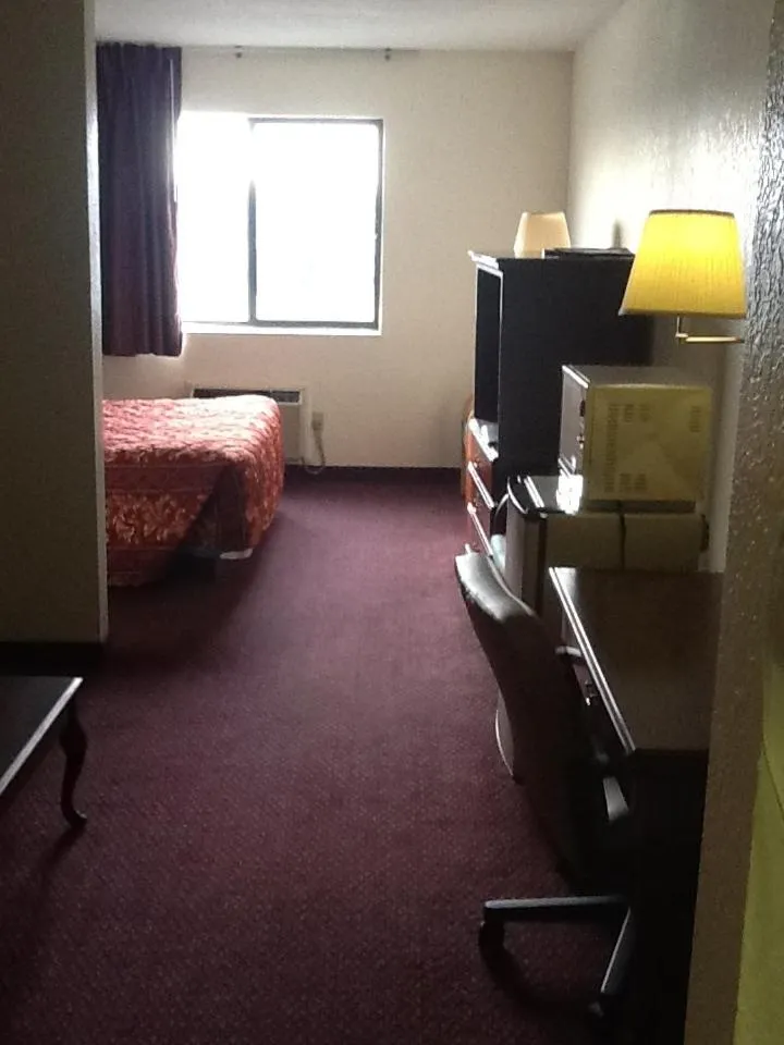 Super 8 by Wyndham Kennett