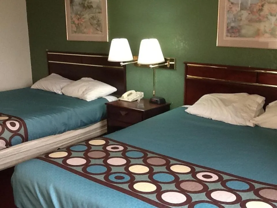 Super 8 by Wyndham Kennett