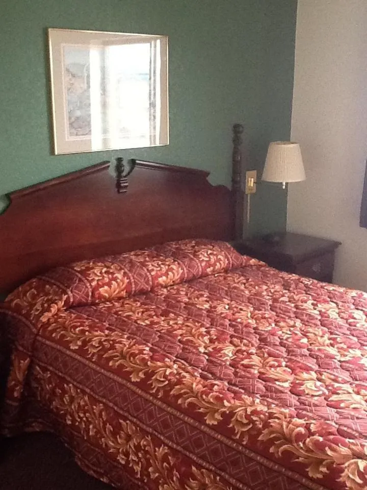 Bedroom in Super 8 by Wyndham Kennett