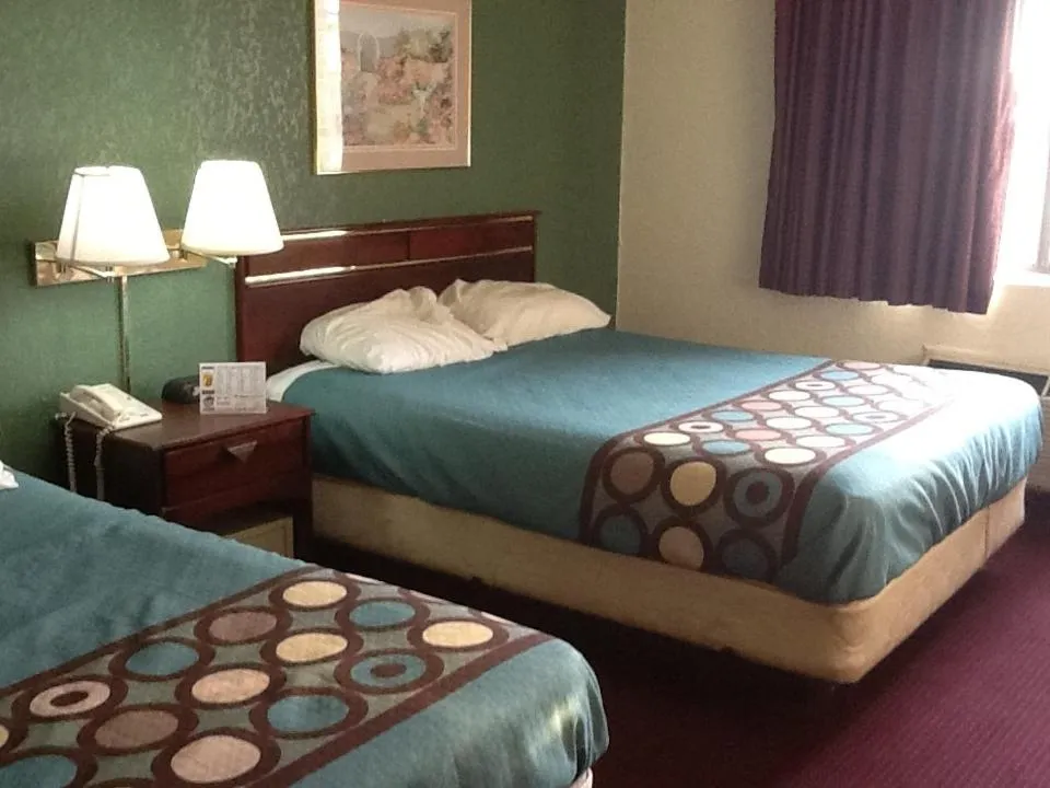 Super 8 by Wyndham Kennett