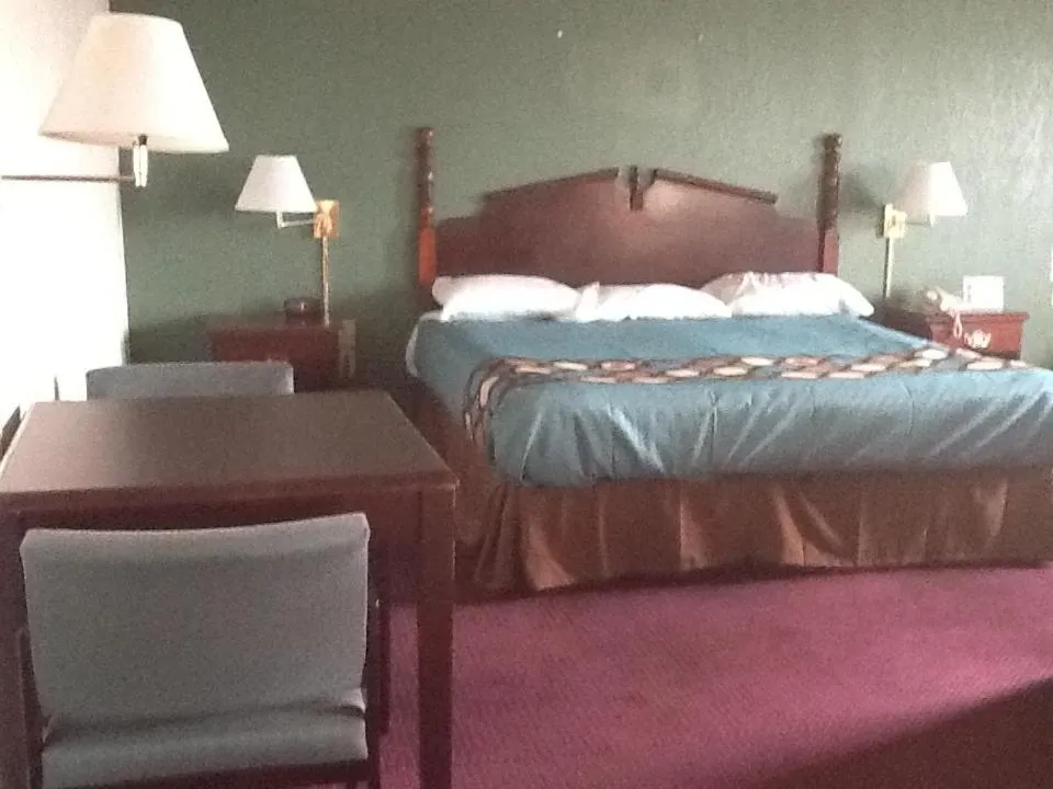 Photo of the whole room in Super 8 by Wyndham Kennett