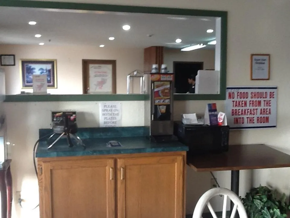 Super 8 by Wyndham Kennett